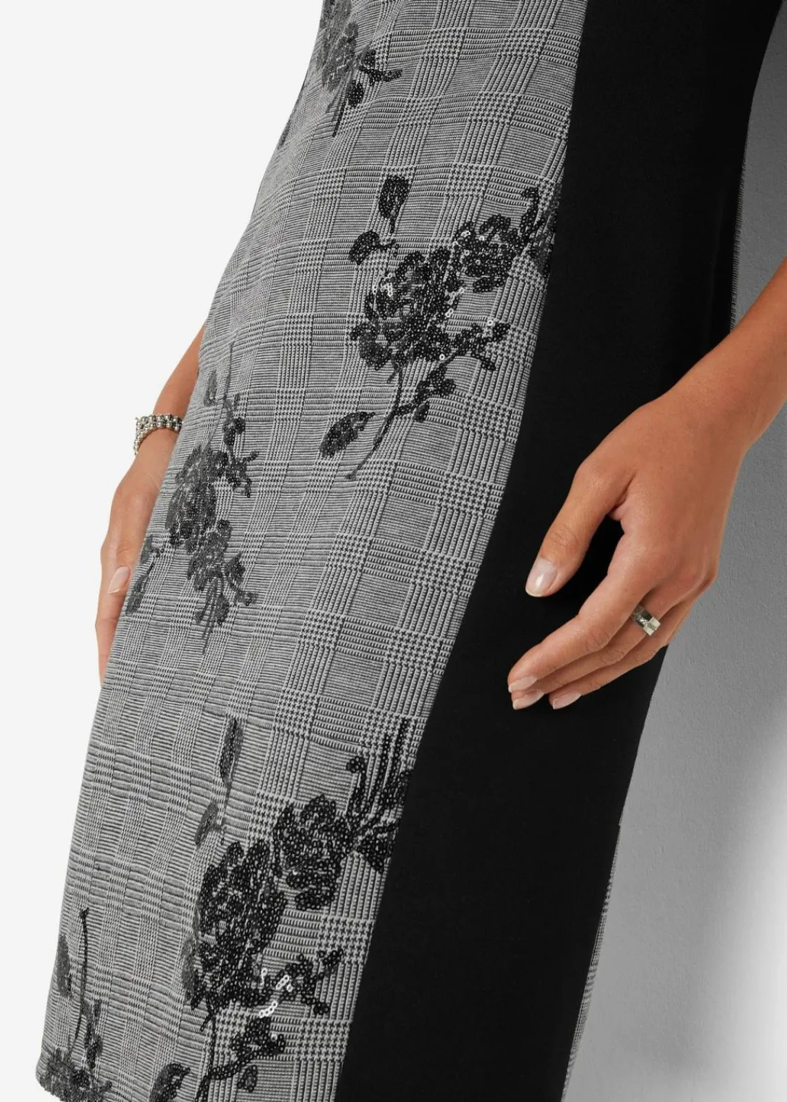 bonprix Bekleidung·Pullover & Strickjacken|Kleider|Etuikleid mit Paillettenstickerei schwarz kariert