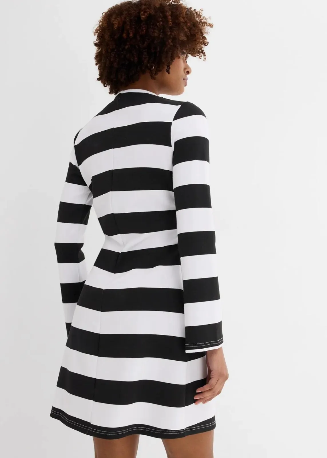 bonprix Nachhaltigere Materialien|Kleider|Jerseykleid mit Stehkragen schwarz/weiß gestreift