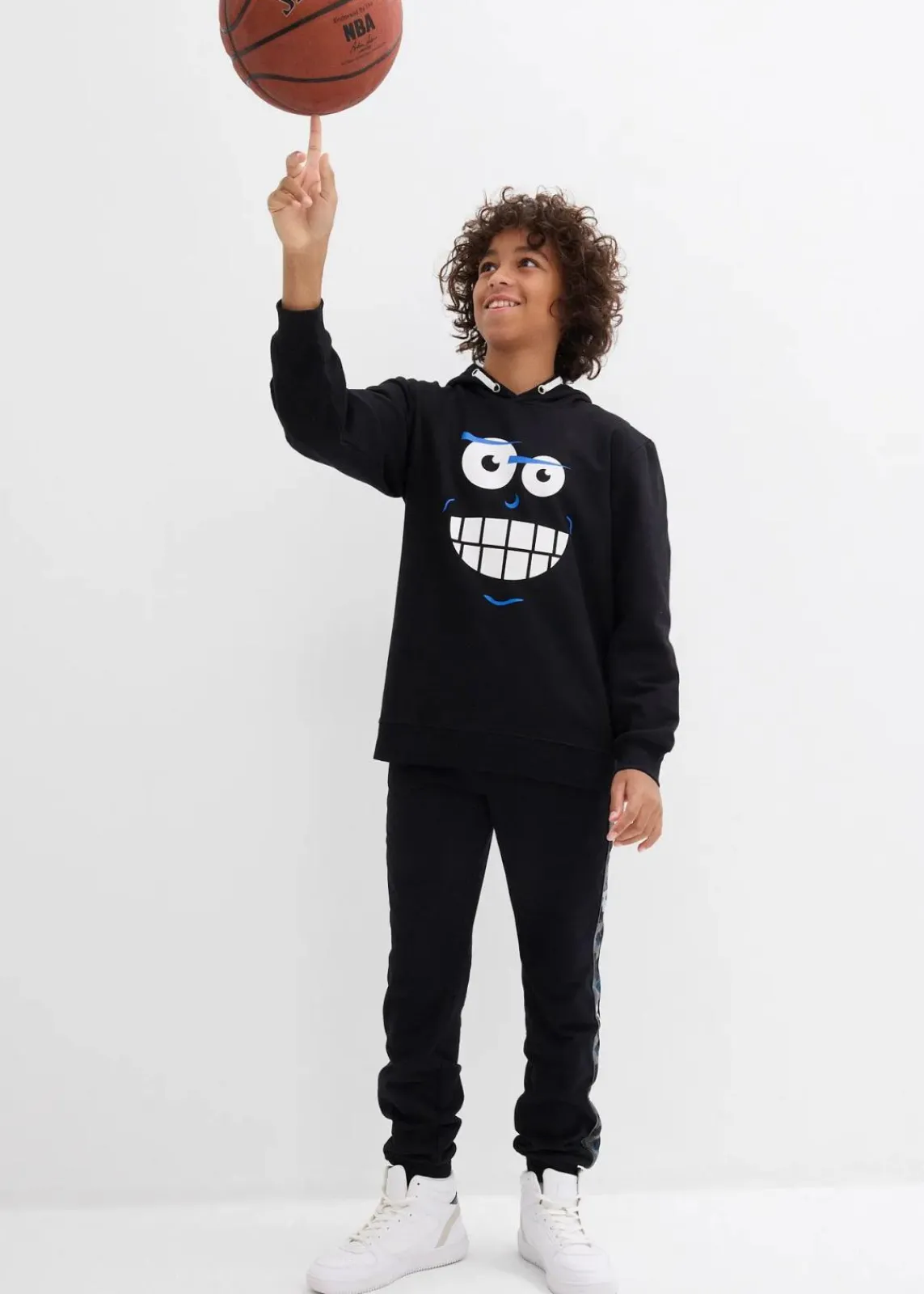 bonprix Jungen 9-16 Jahre·Hosen|Jungen 2-8 Jahre·Nachhaltigere Materialien|Jogginghose mit Bio-Baumwolle schwarz graphisch bedruckt