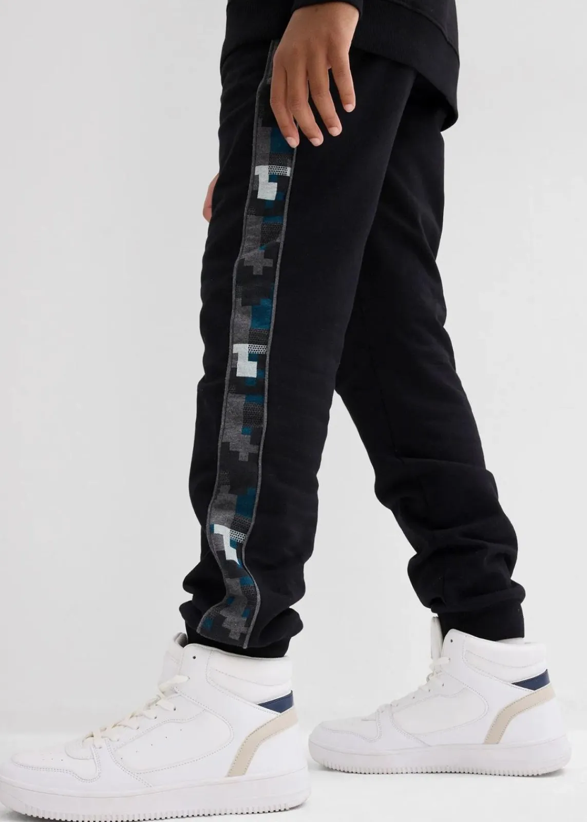 bonprix Jungen 9-16 Jahre·Hosen|Jungen 2-8 Jahre·Nachhaltigere Materialien|Jogginghose mit Bio-Baumwolle schwarz graphisch bedruckt