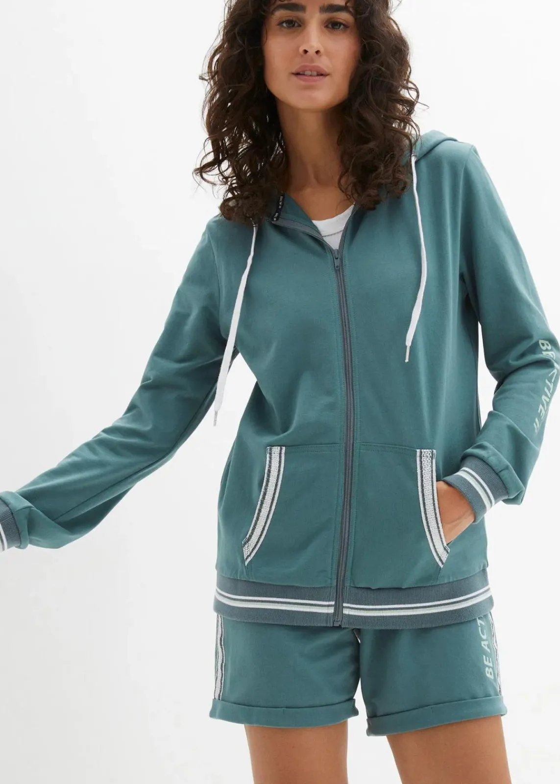 bonprix Bekleidung·Blusen & Tuniken|Nachhaltigere Materialien|Kapuzen-Sweatjacke aus reiner Bio-Baumwolle graugrün bedruckt