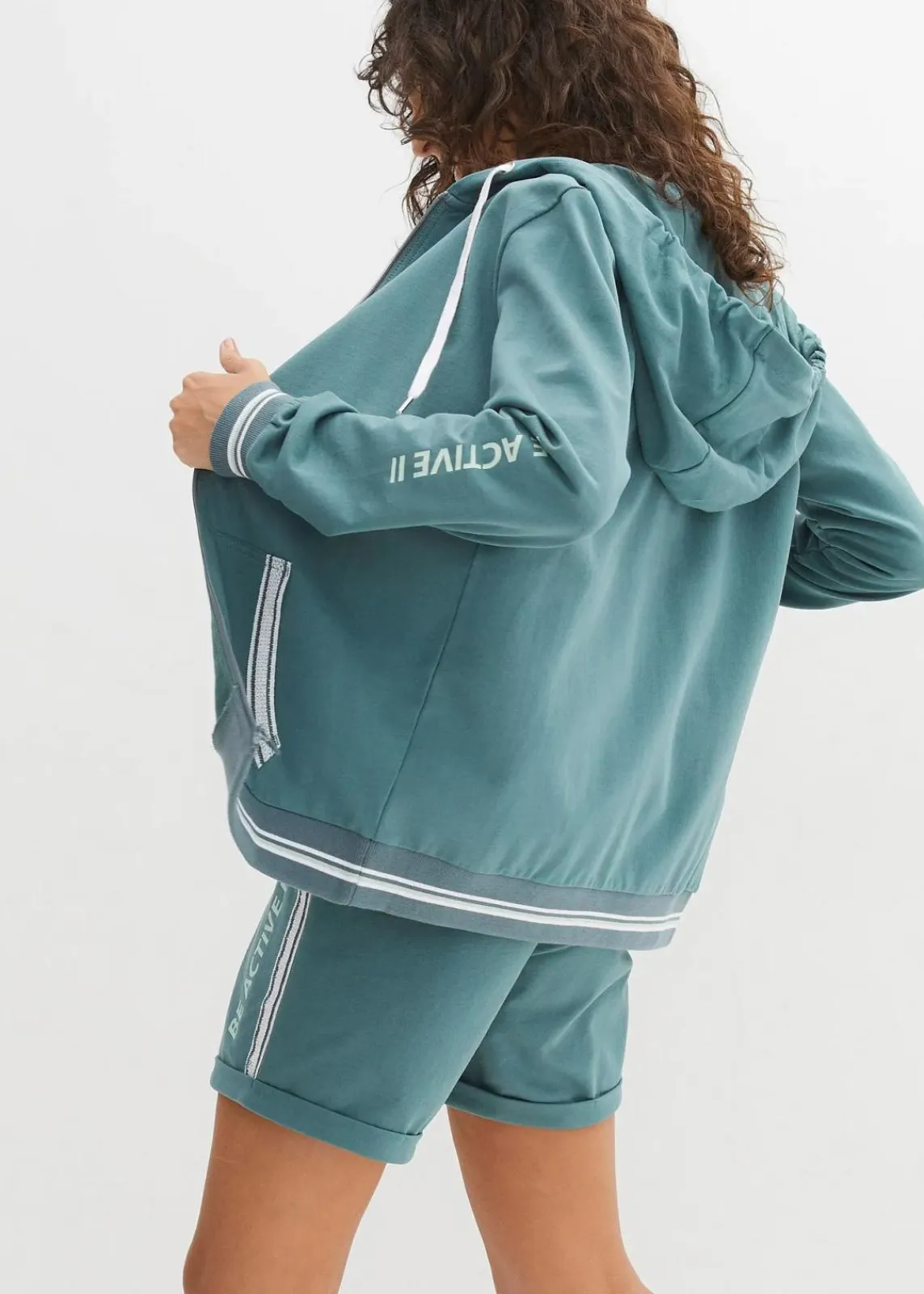 bonprix Bekleidung·Blusen & Tuniken|Nachhaltigere Materialien|Kapuzen-Sweatjacke aus reiner Bio-Baumwolle graugrün bedruckt