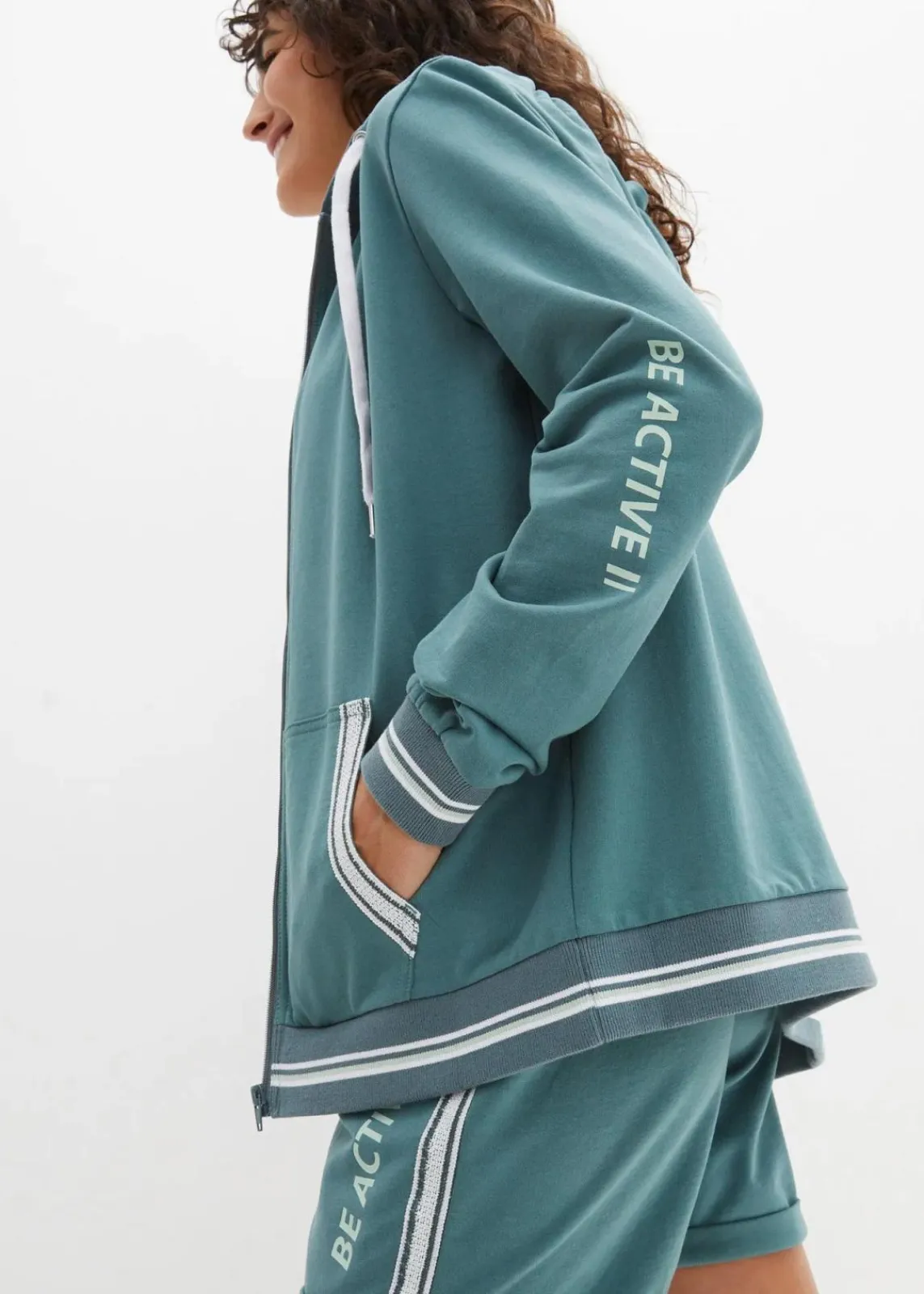 bonprix Bekleidung·Blusen & Tuniken|Nachhaltigere Materialien|Kapuzen-Sweatjacke aus reiner Bio-Baumwolle graugrün bedruckt