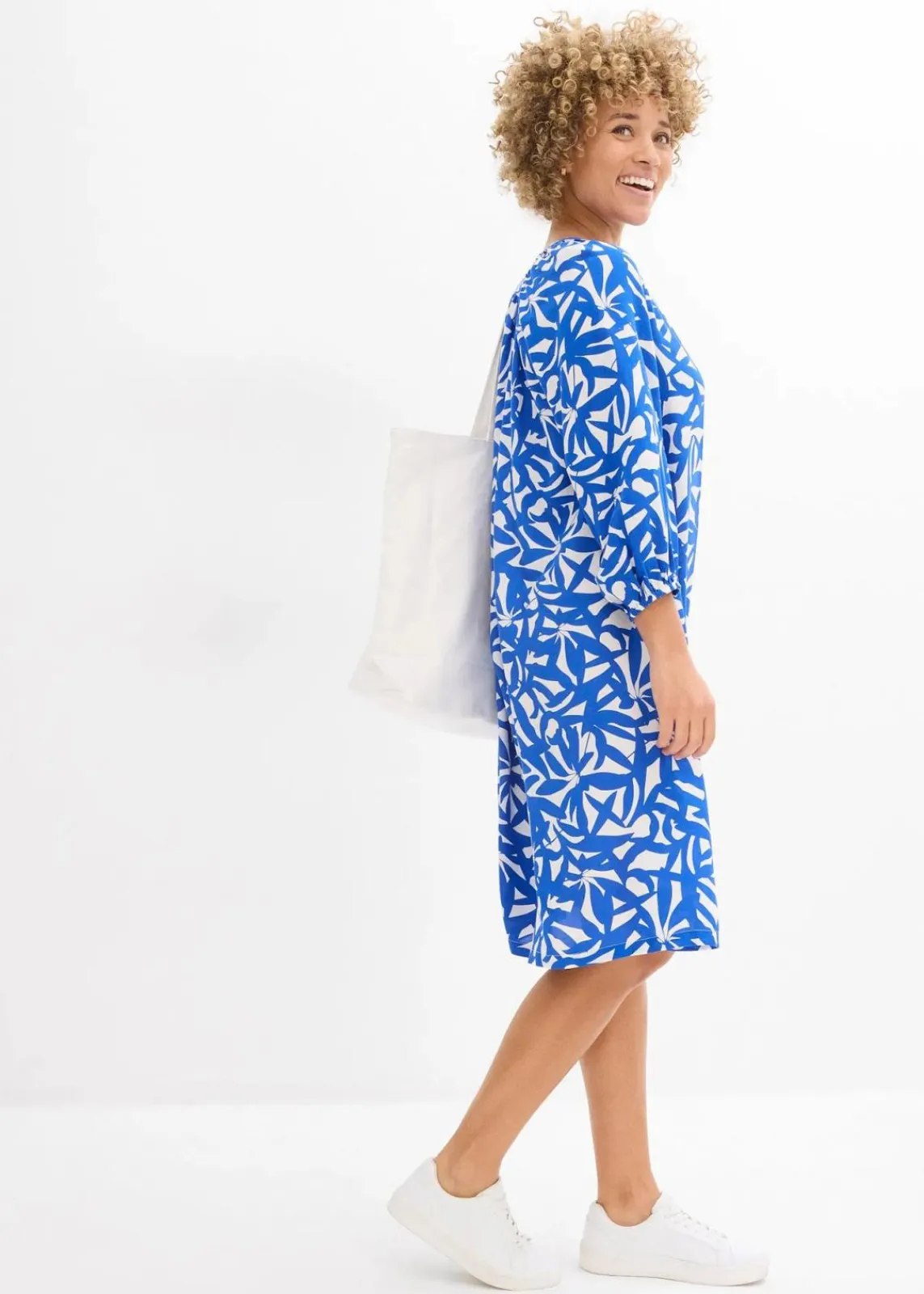 bonprix Kleider|Bekleidung·Pullover & Strickjacken|Kleid aus fließender Viskose arktikblau bedruckt