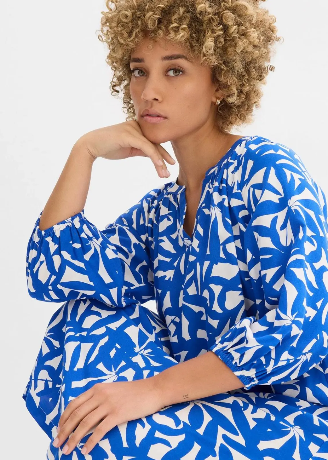 bonprix Kleider|Bekleidung·Pullover & Strickjacken|Kleid aus fließender Viskose arktikblau bedruckt