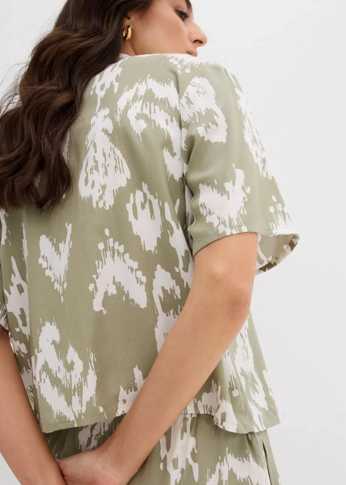 bonprix Nachhaltigere Materialien|Blusen & Tuniken|Kurzarmbluse aus fließender Viskose seegras/wollweiß bedruckt