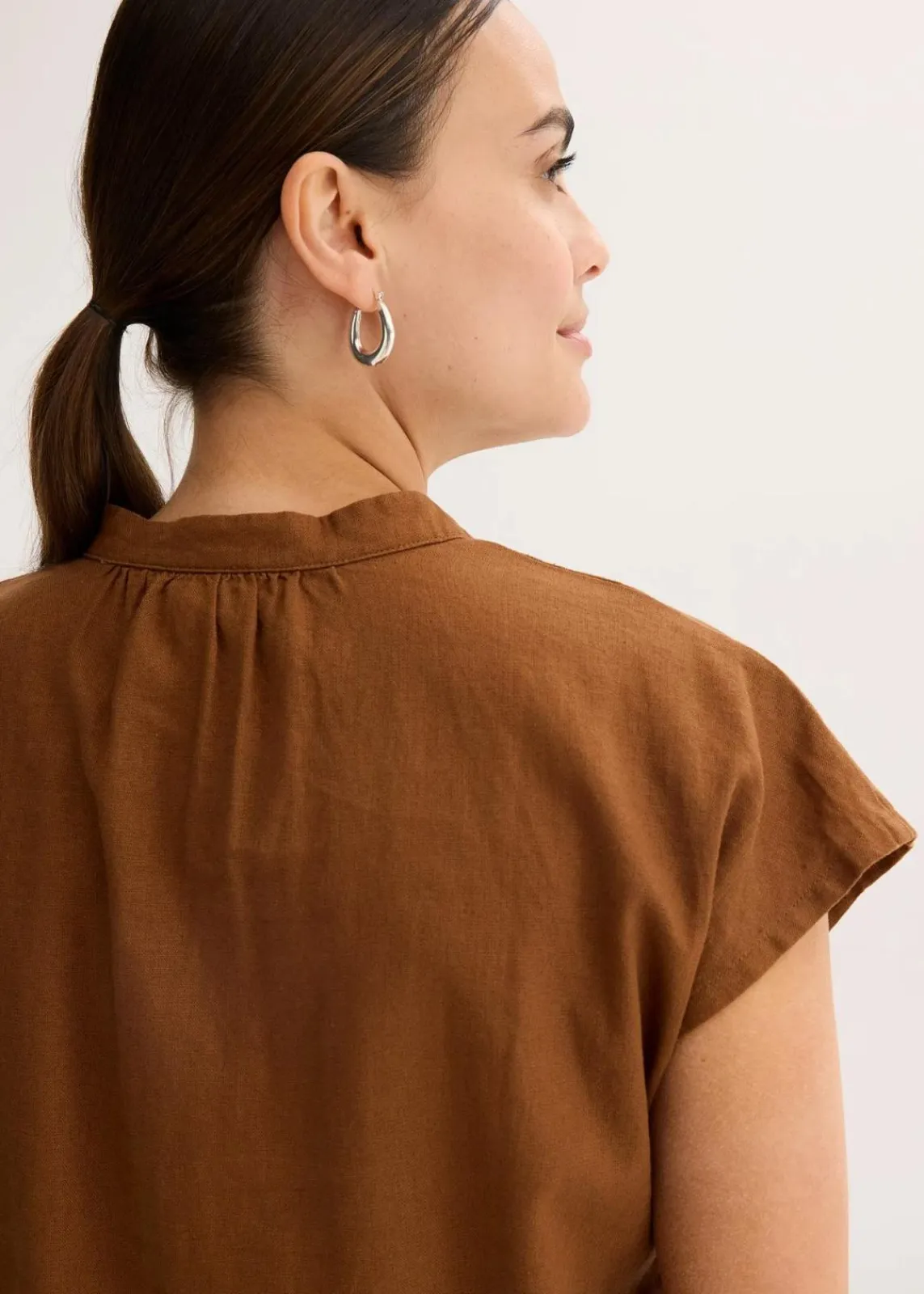 bonprix Blusen & Tuniken|Bekleidung·Jacken & Mäntel|Kurzarmbluse aus luftigem Leinen-Mix gewürzbraun