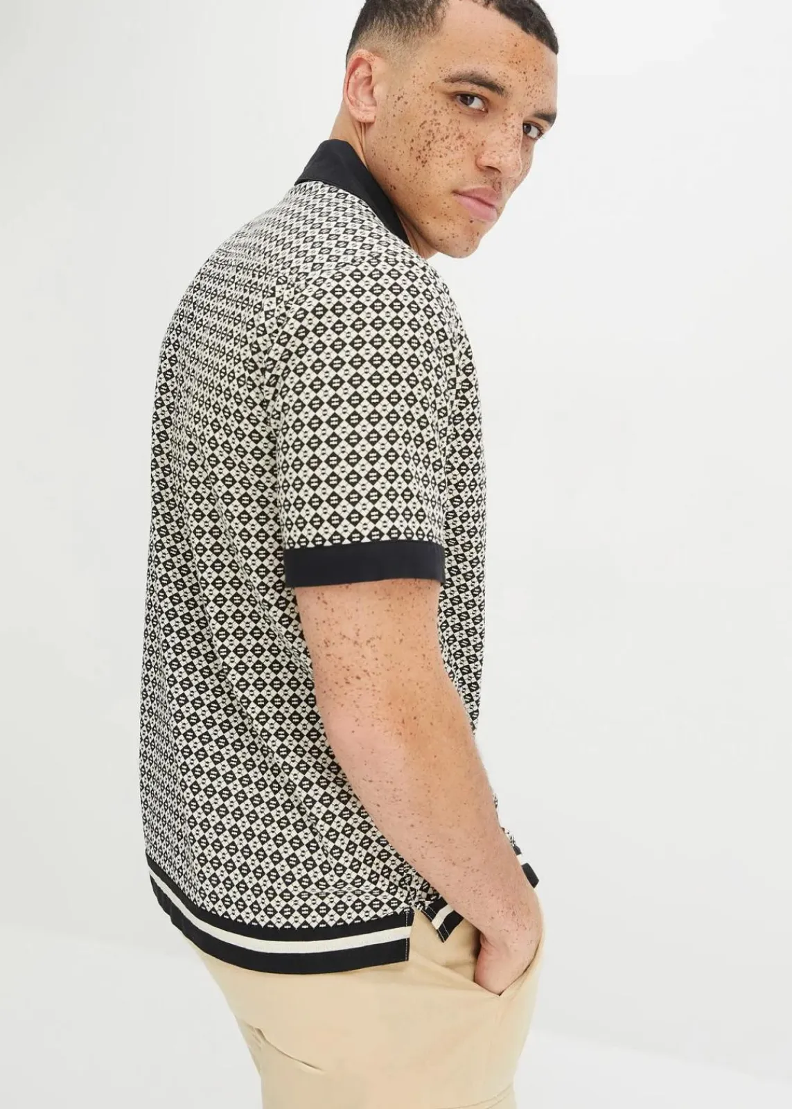 bonprix Große Größen|Hemden|Kurzarmhemd aus luftigem Leinen-Mix kieselbeige/schwarz graphisch bedruckt