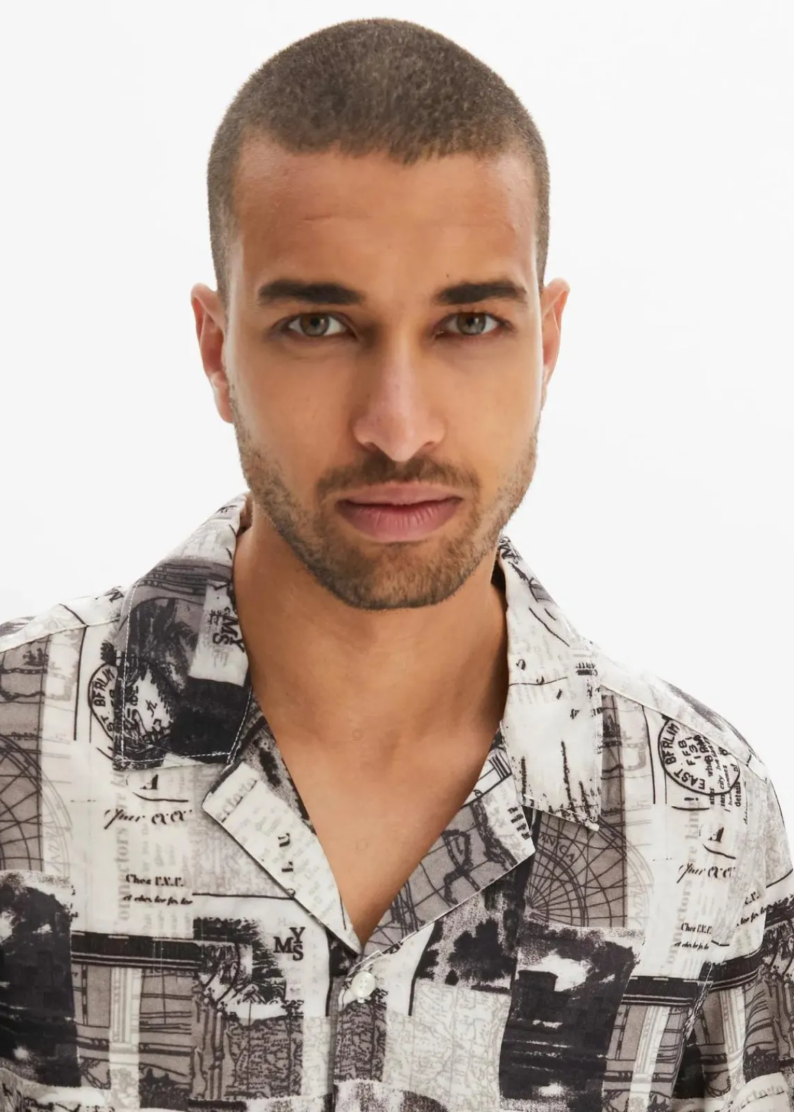 bonprix Große Größen|Hemden|Kurzarmhemd aus Viskose weiß/schwarz graphisch bedruckt