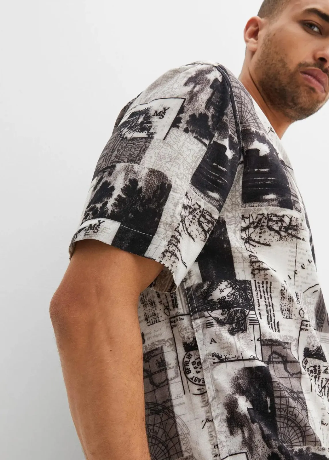 bonprix Große Größen|Hemden|Kurzarmhemd aus Viskose weiß/schwarz graphisch bedruckt