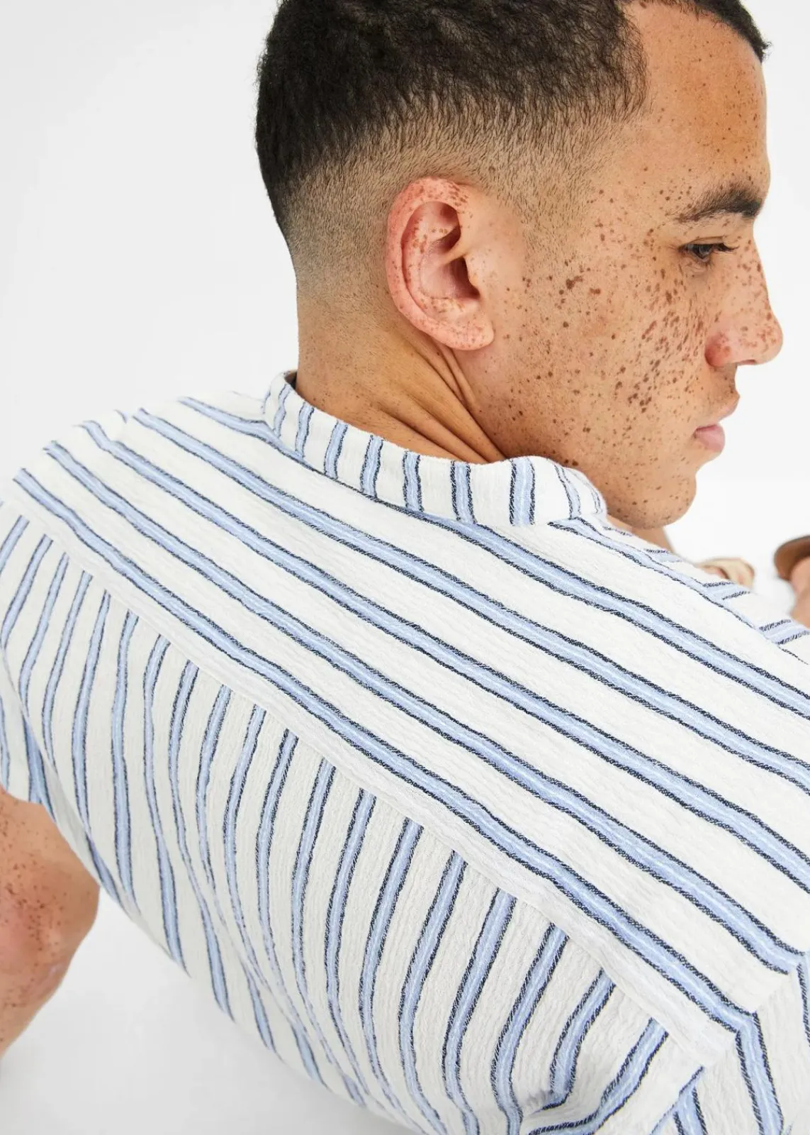 bonprix Große Größen|Hemden|Kurzarmhemd in Crinkle-Optik blau gestreift