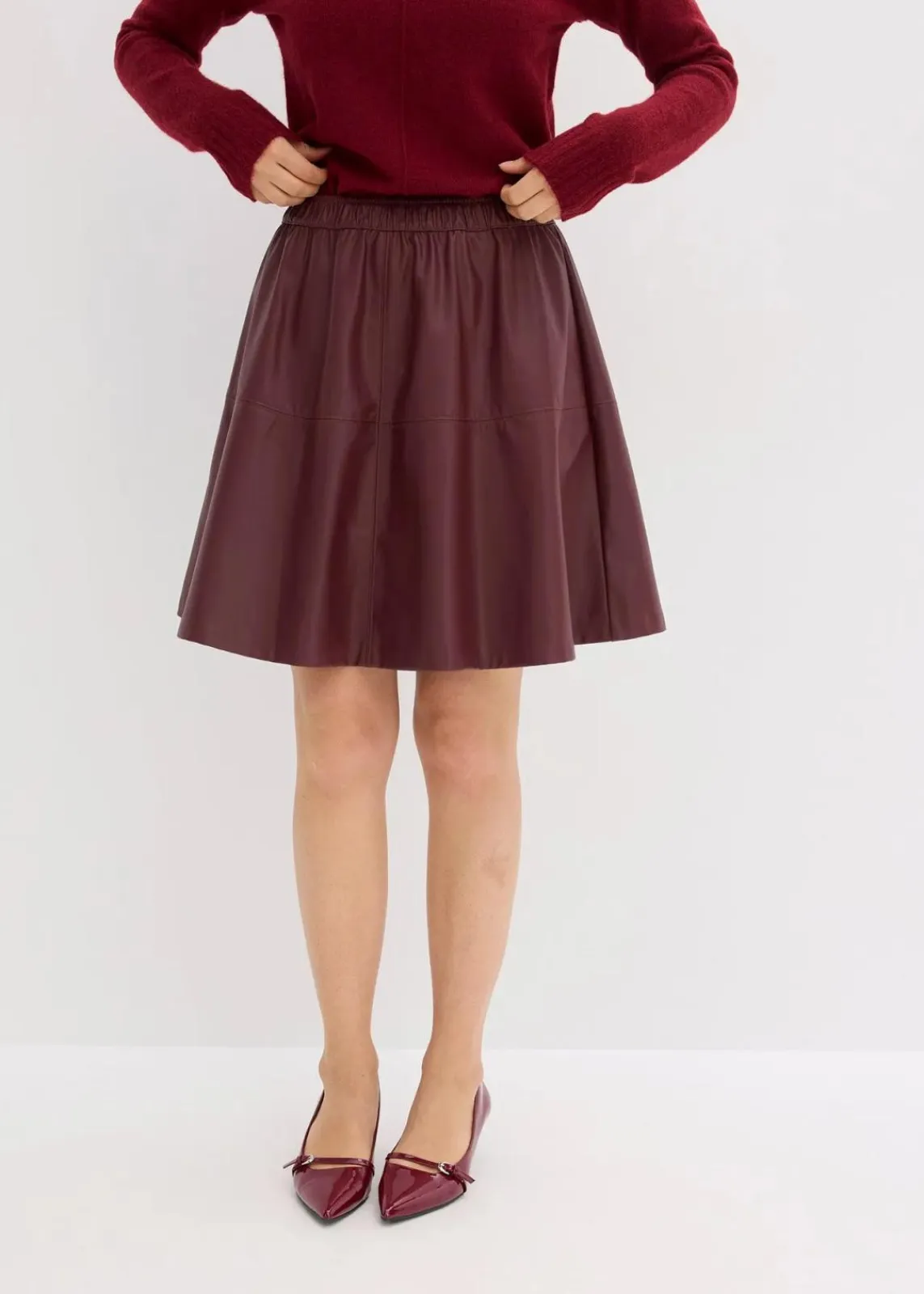 bonprix Bekleidung·Sportbekleidung|Röcke|Kurzer Lederimitat-Rock dunkelbeere