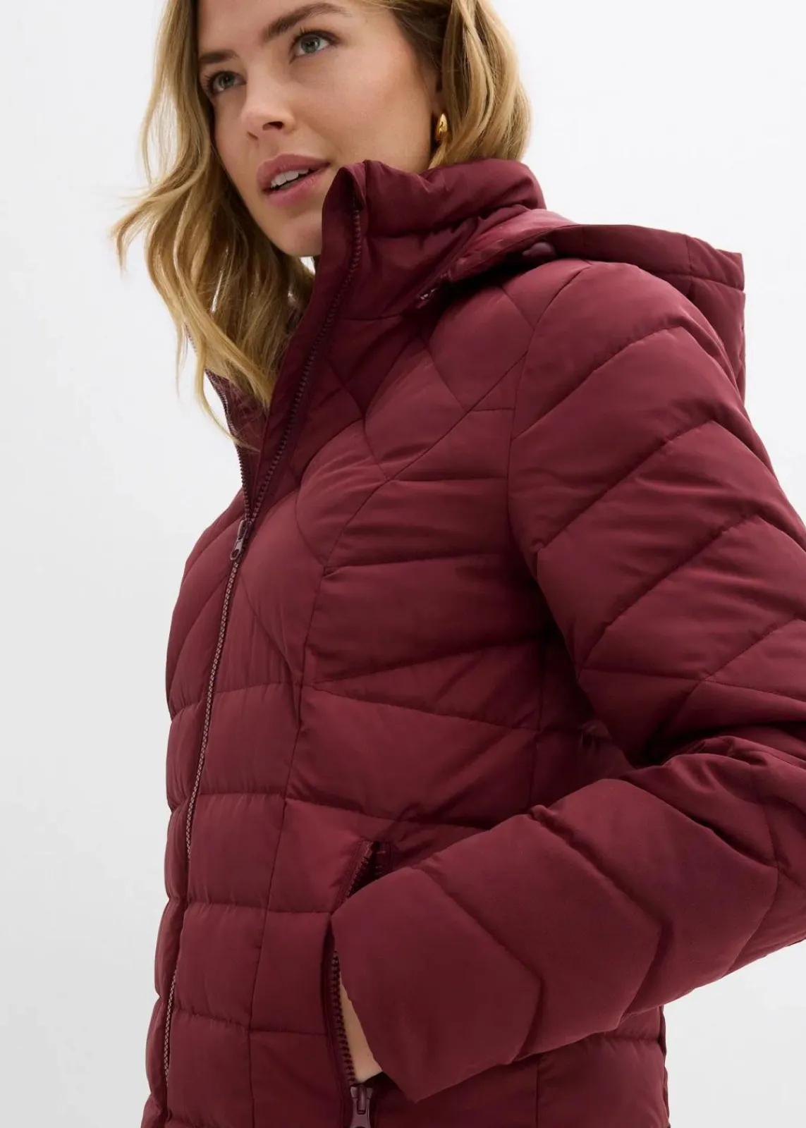 bonprix Jacken & Mäntel|Bekleidung·Hosen|Leichte Steppjacke mit abnehmbarer Kapuze dunkelbeere