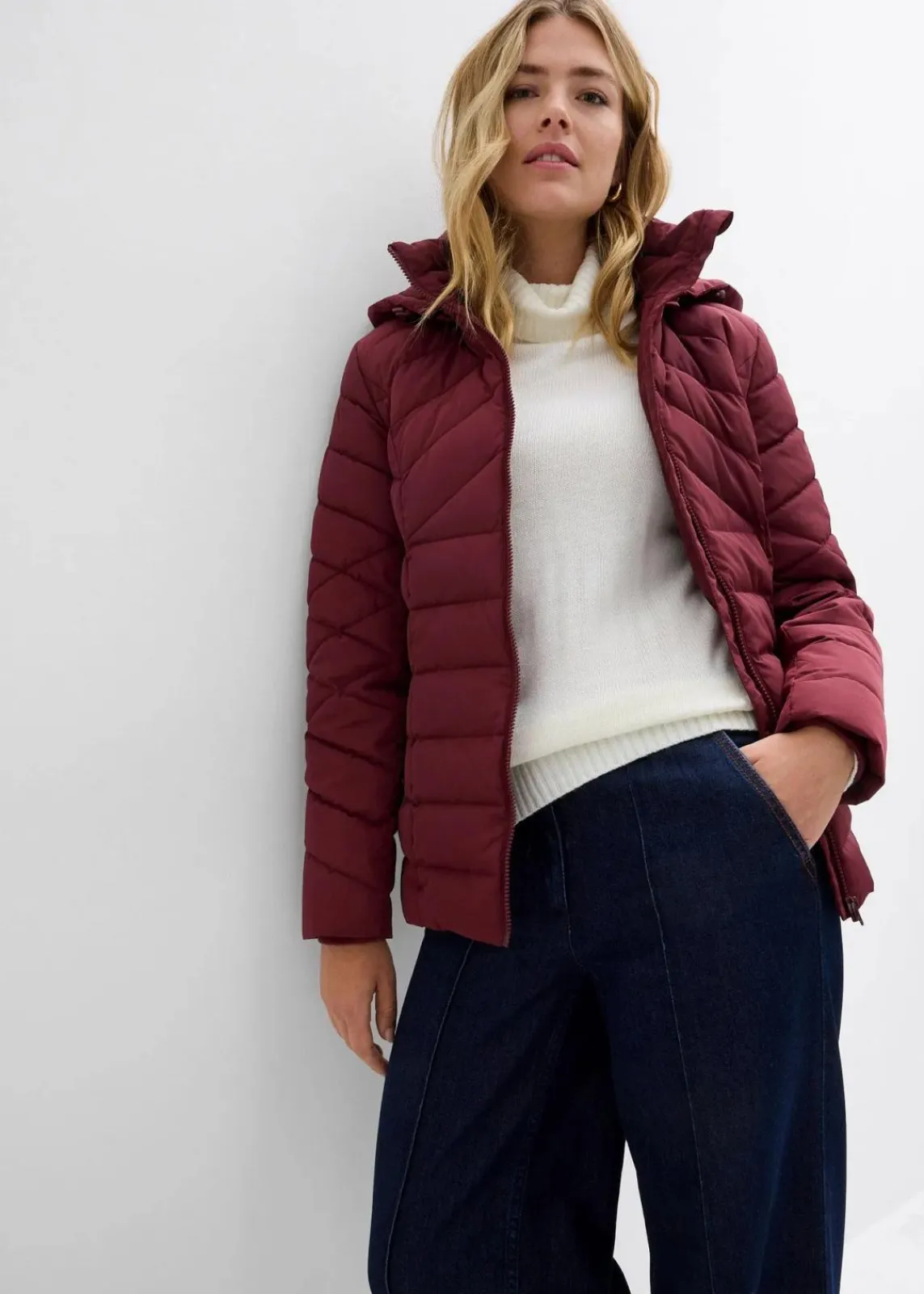 bonprix Jacken & Mäntel|Bekleidung·Hosen|Leichte Steppjacke mit abnehmbarer Kapuze dunkelbeere