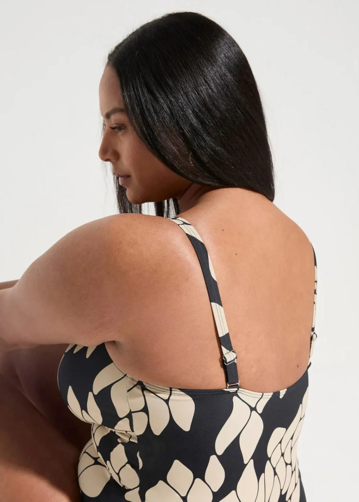 bonprix Nachhaltigere Materialien|Shapewear|Light Shape-Badeanzug mit V-Ausschnitt schwarz/beige bedruckt