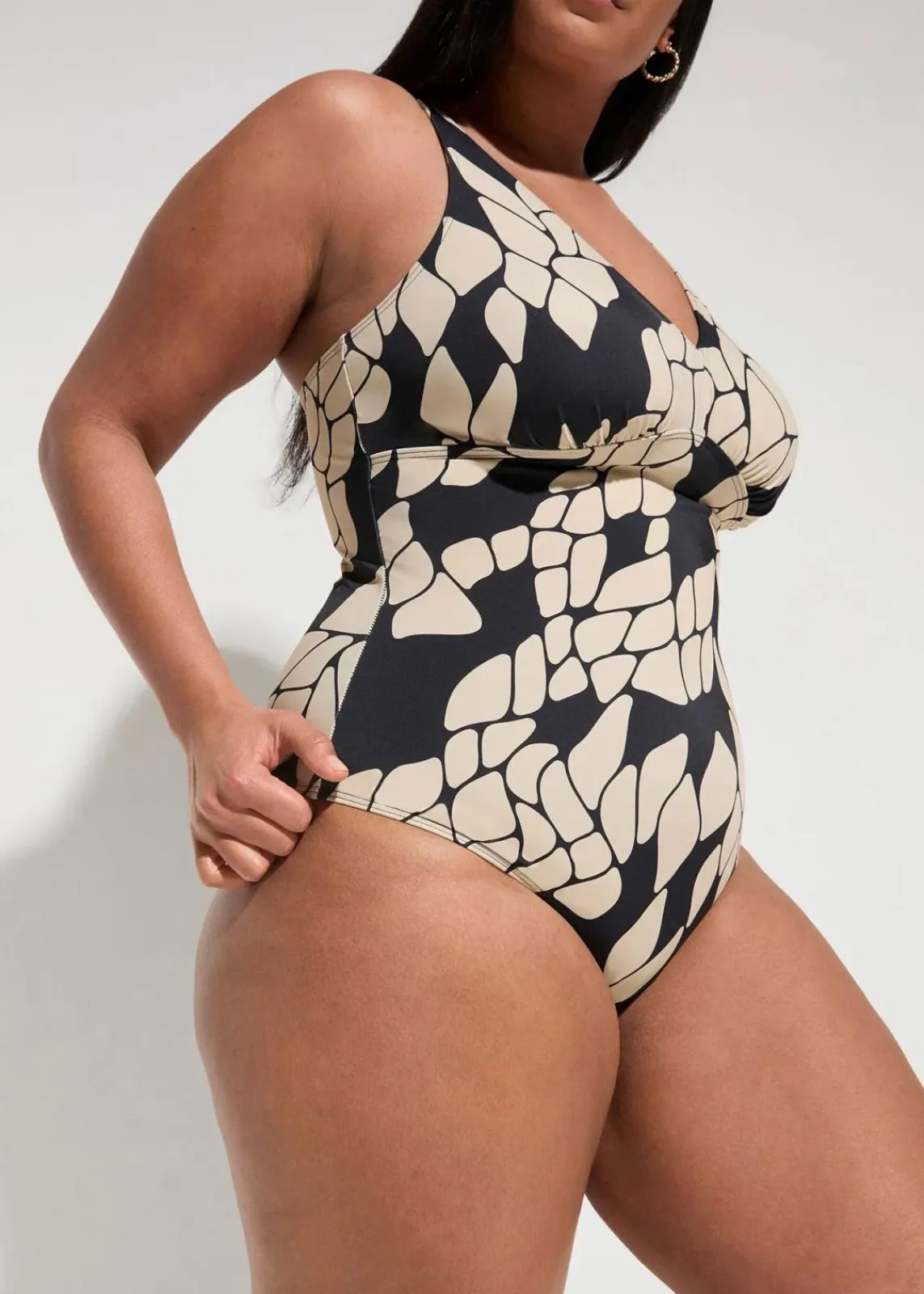 bonprix Nachhaltigere Materialien|Shapewear|Light Shape-Badeanzug mit V-Ausschnitt schwarz/beige bedruckt