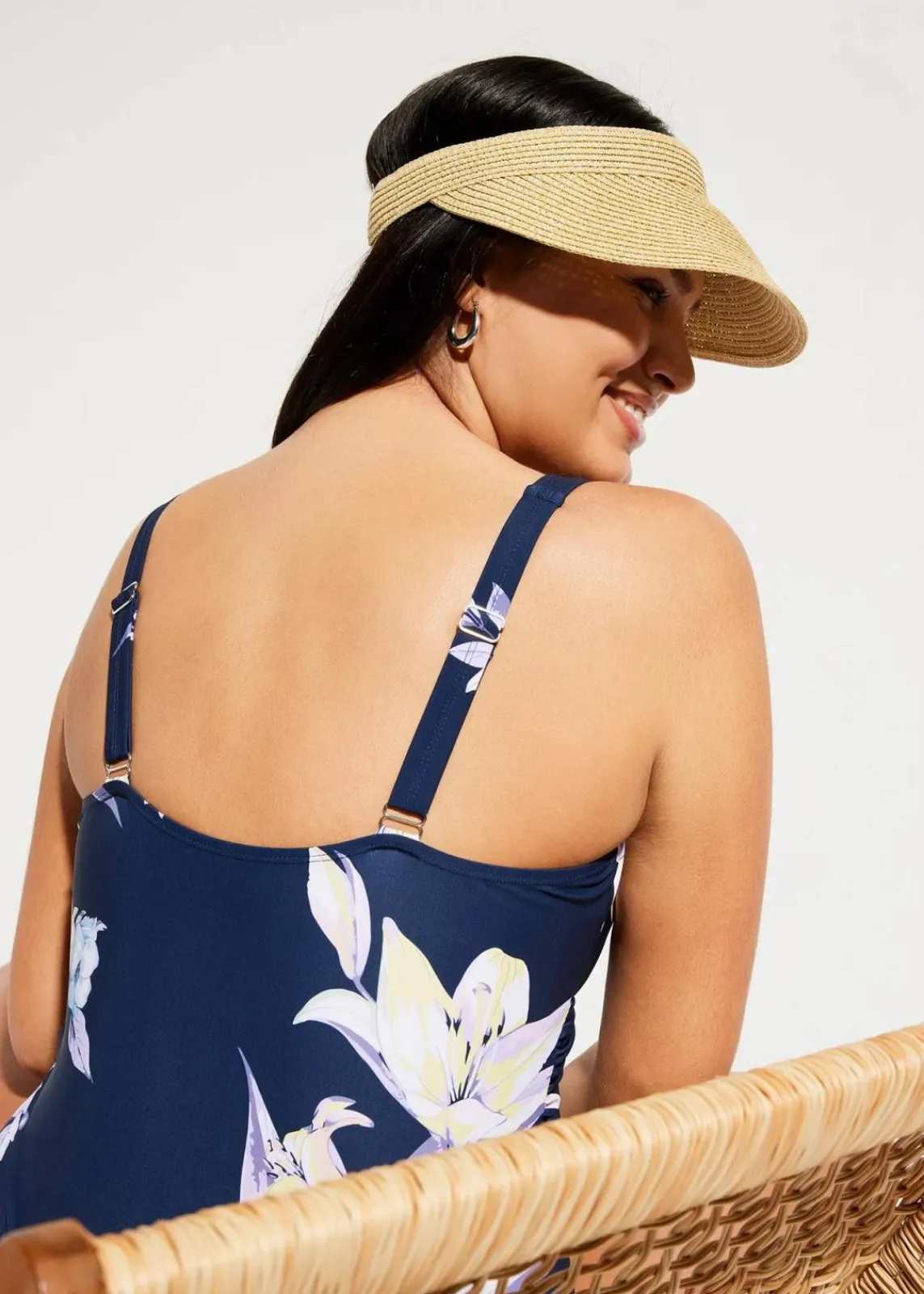 bonprix Nachhaltigere Materialien|Shapewear|Light Shape-Badeanzug mit Wickel-Optik dunkelblau floral