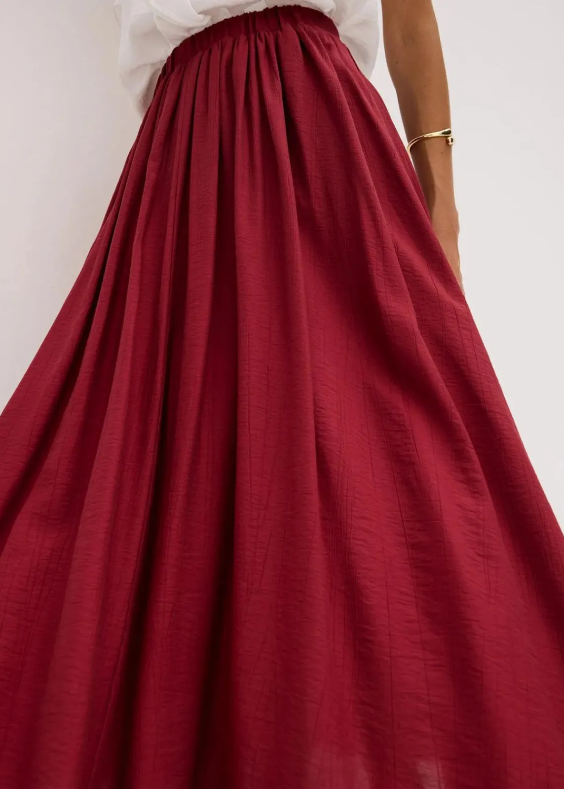 bonprix Bekleidung·Sportbekleidung|Röcke|Maxirock aus strukturiertem Crinkle pflaumenrot