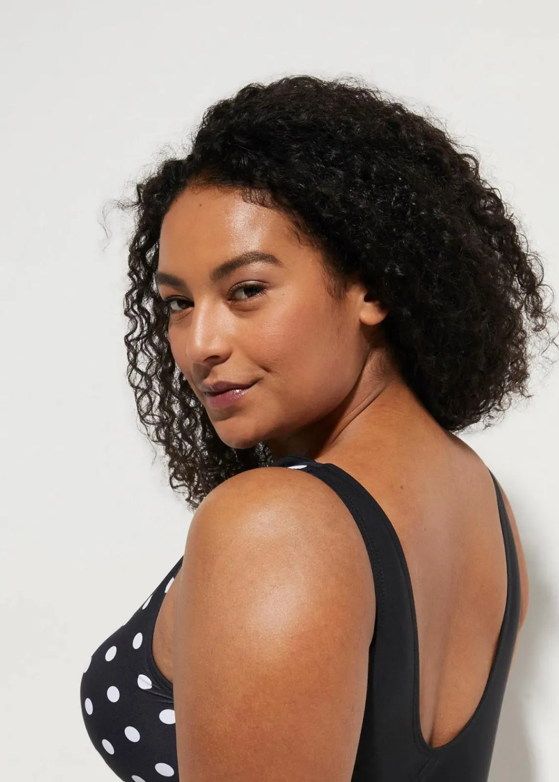 bonprix Nachhaltigere Materialien|Shapewear|Medium Shape-Badeanzug mit Raffung schwarz/weiss gepunktet