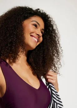 bonprix Nachhaltigere Materialien|Bademode·Badeanzüge|Medium Shape-Badeanzug mit V-Ausschnitt holunderbeere