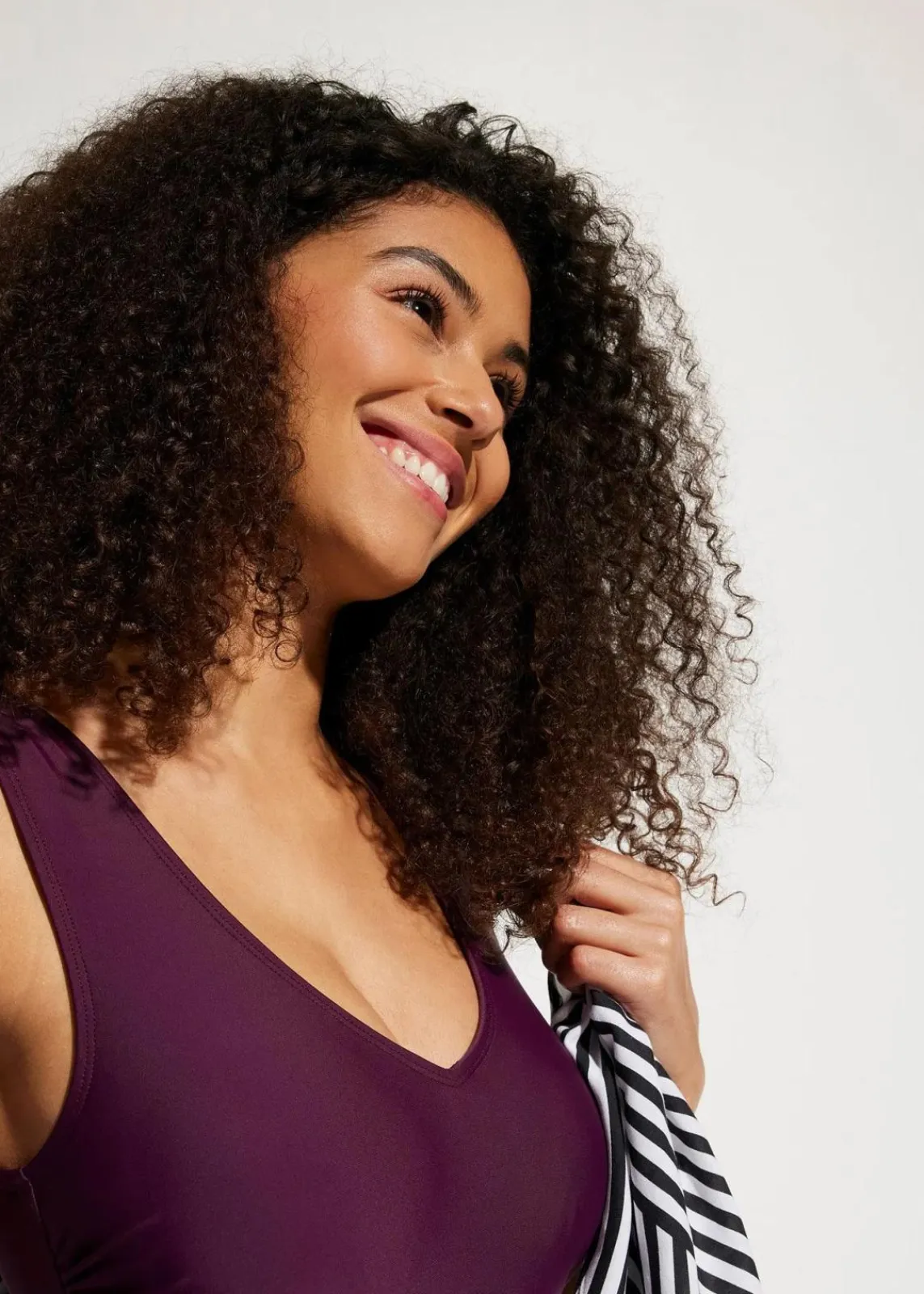 bonprix Nachhaltigere Materialien|Bademode·Badeanzüge|Medium Shape-Badeanzug mit V-Ausschnitt holunderbeere