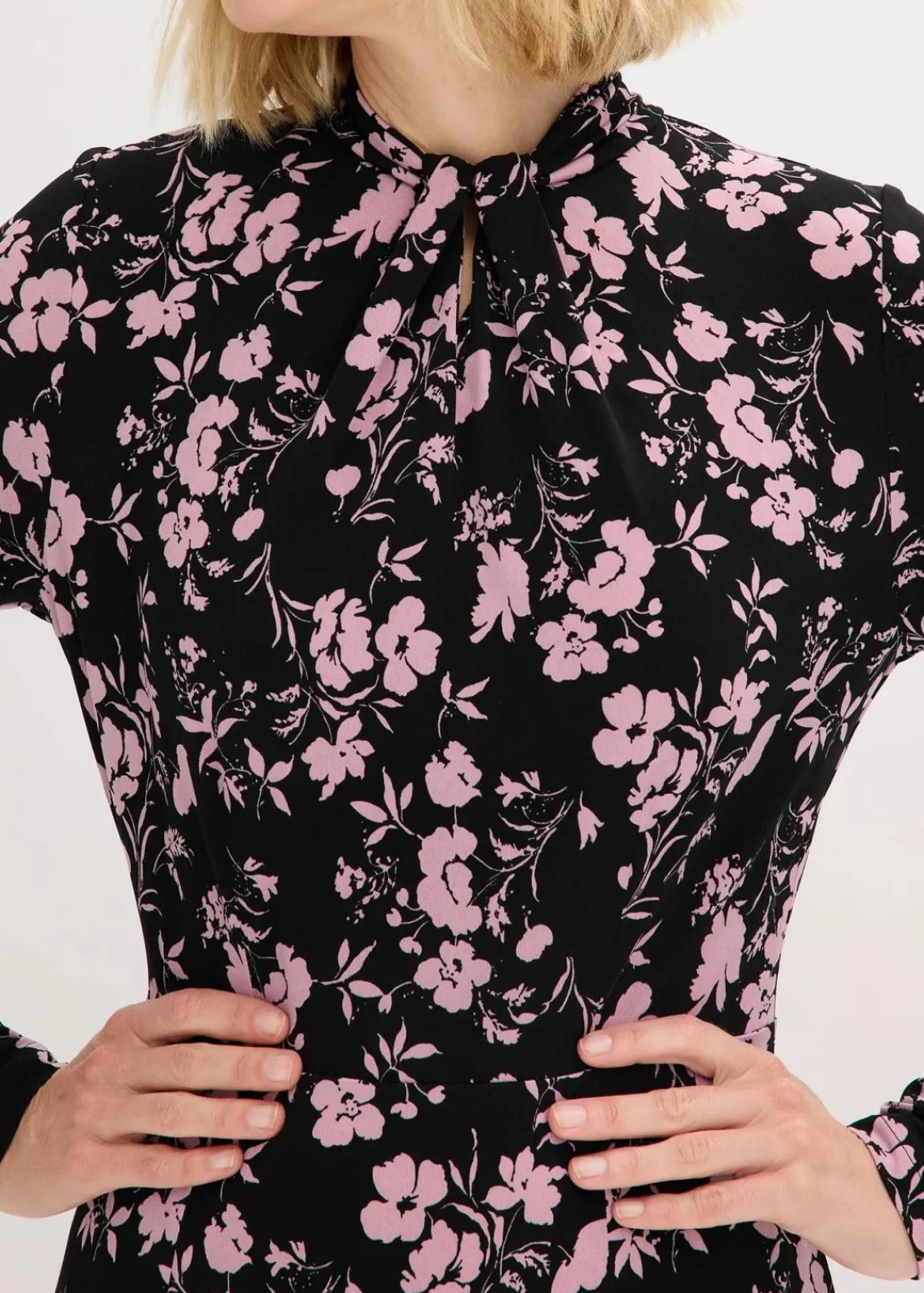 bonprix Bekleidung·Pullover & Strickjacken|Kleider|Midikleid mit Stehkragen schwarz/altrosa geblümt