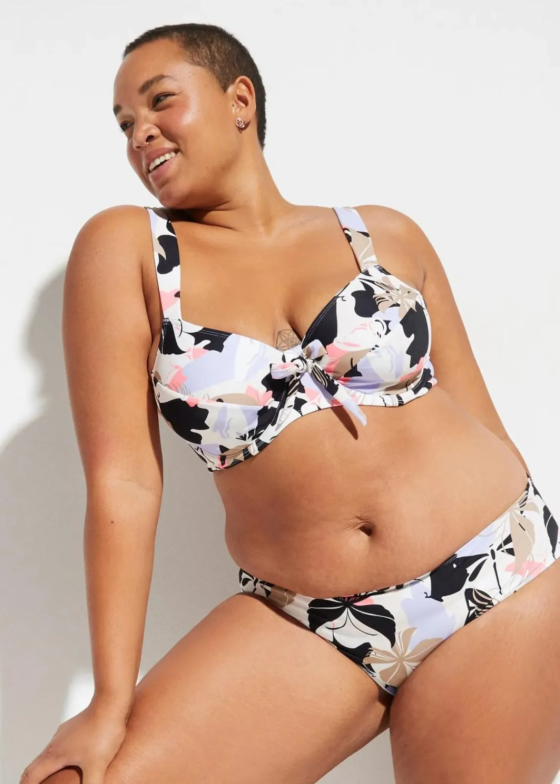 bonprix Nachhaltigere Materialien|Bademode·Bikinis|Minimizer-Bikini mit gepolsterten Trägern (2-tlg.Set) weiß/schwarz/flieder floral