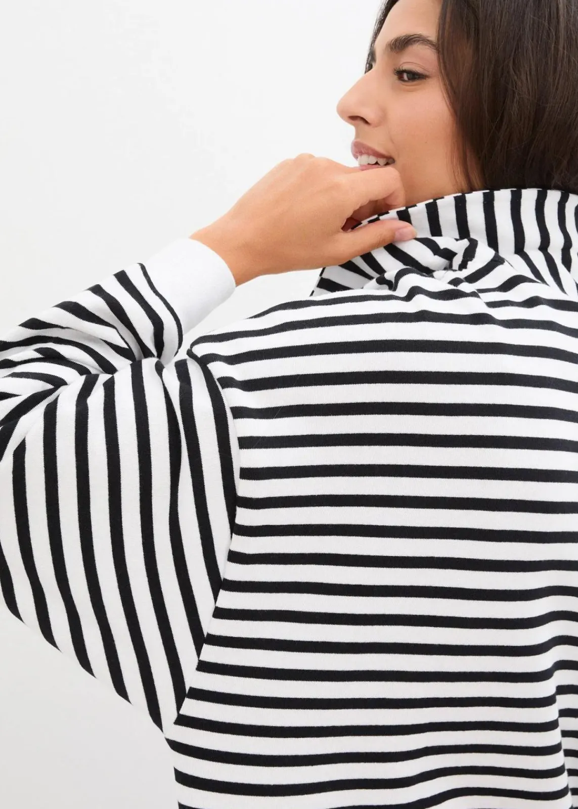 bonprix Bekleidung·Blusen & Tuniken|Nachhaltigere Materialien|Oversize-Sweatshirt mit V-Ausschnitt und Polokragen weiß/schwarz gestreift