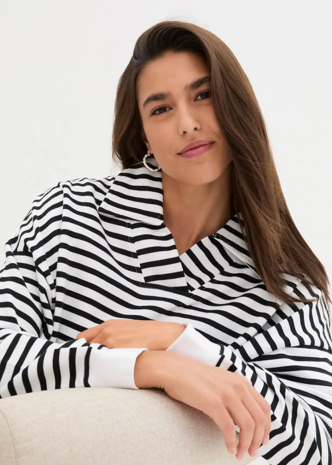 bonprix Bekleidung·Blusen & Tuniken|Nachhaltigere Materialien|Oversize-Sweatshirt mit V-Ausschnitt und Polokragen weiß/schwarz gestreift