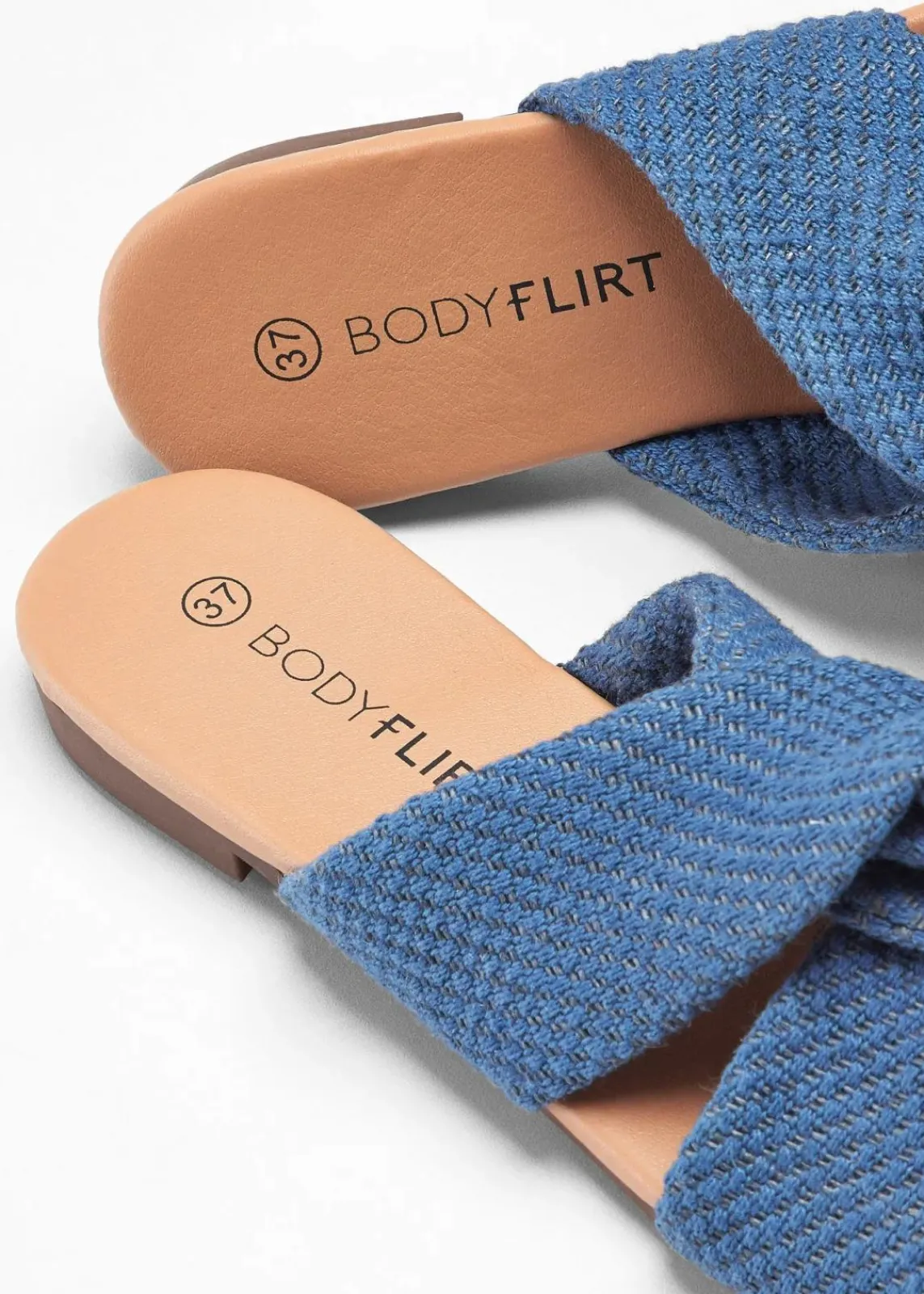 bonprix Sommerschuhe|Pantoletten mit Knoten blau denim