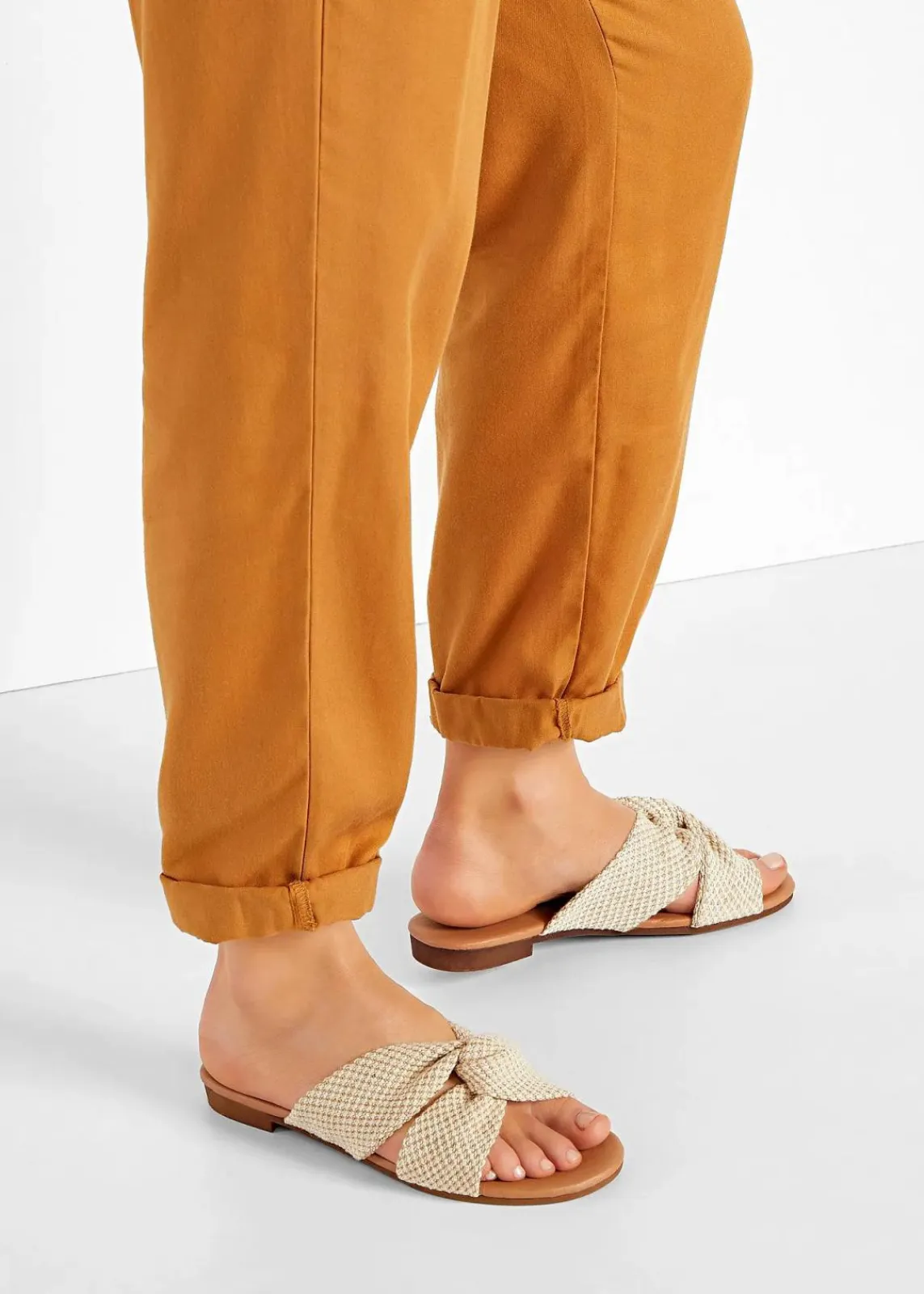 bonprix Sommerschuhe|Pantoletten mit Knoten beige