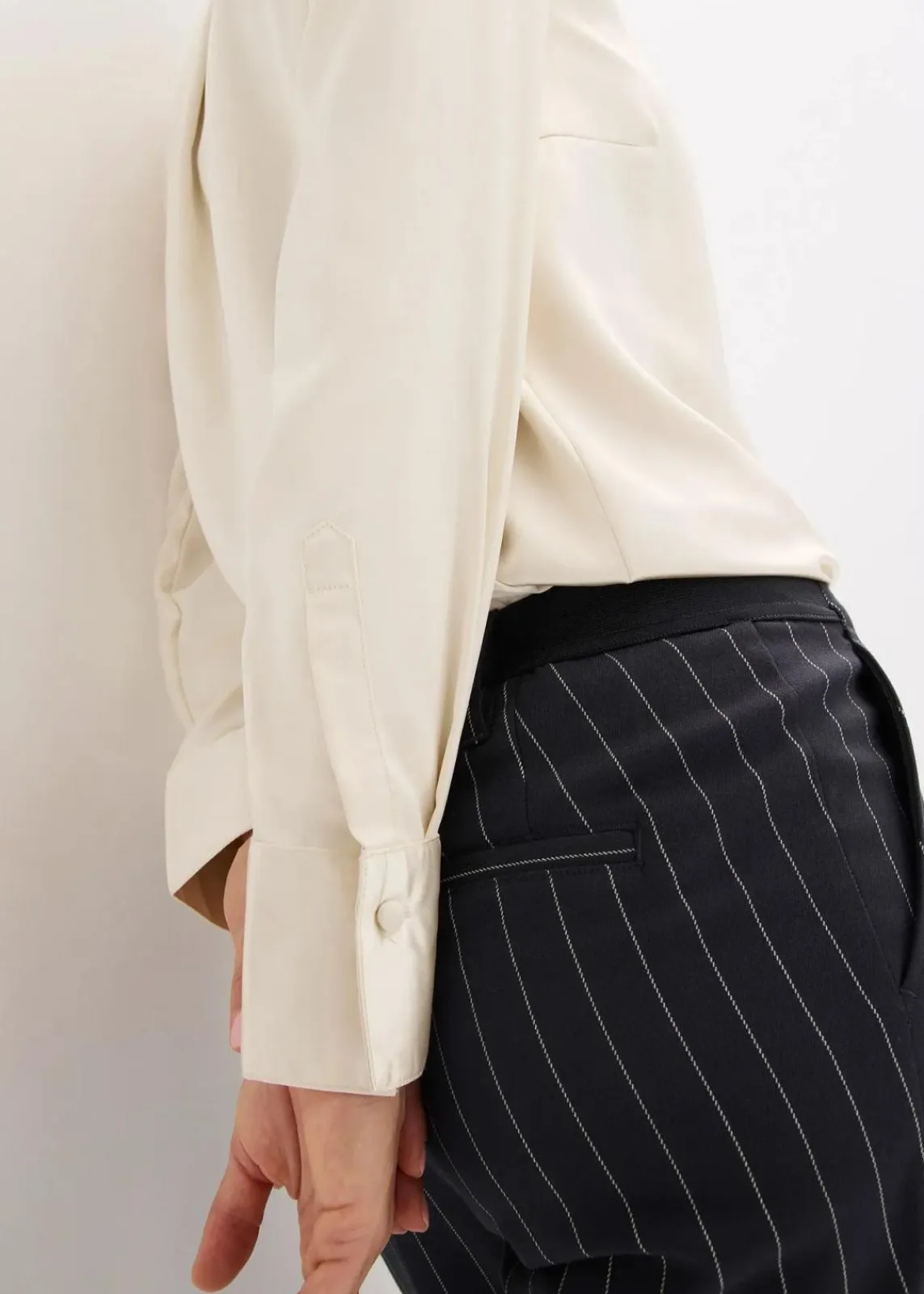 bonprix Blusen & Tuniken|Bekleidung·Jacken & Mäntel|Satinbluse mit abnehmbarer Krawatte (2-tlg.) naturbeige