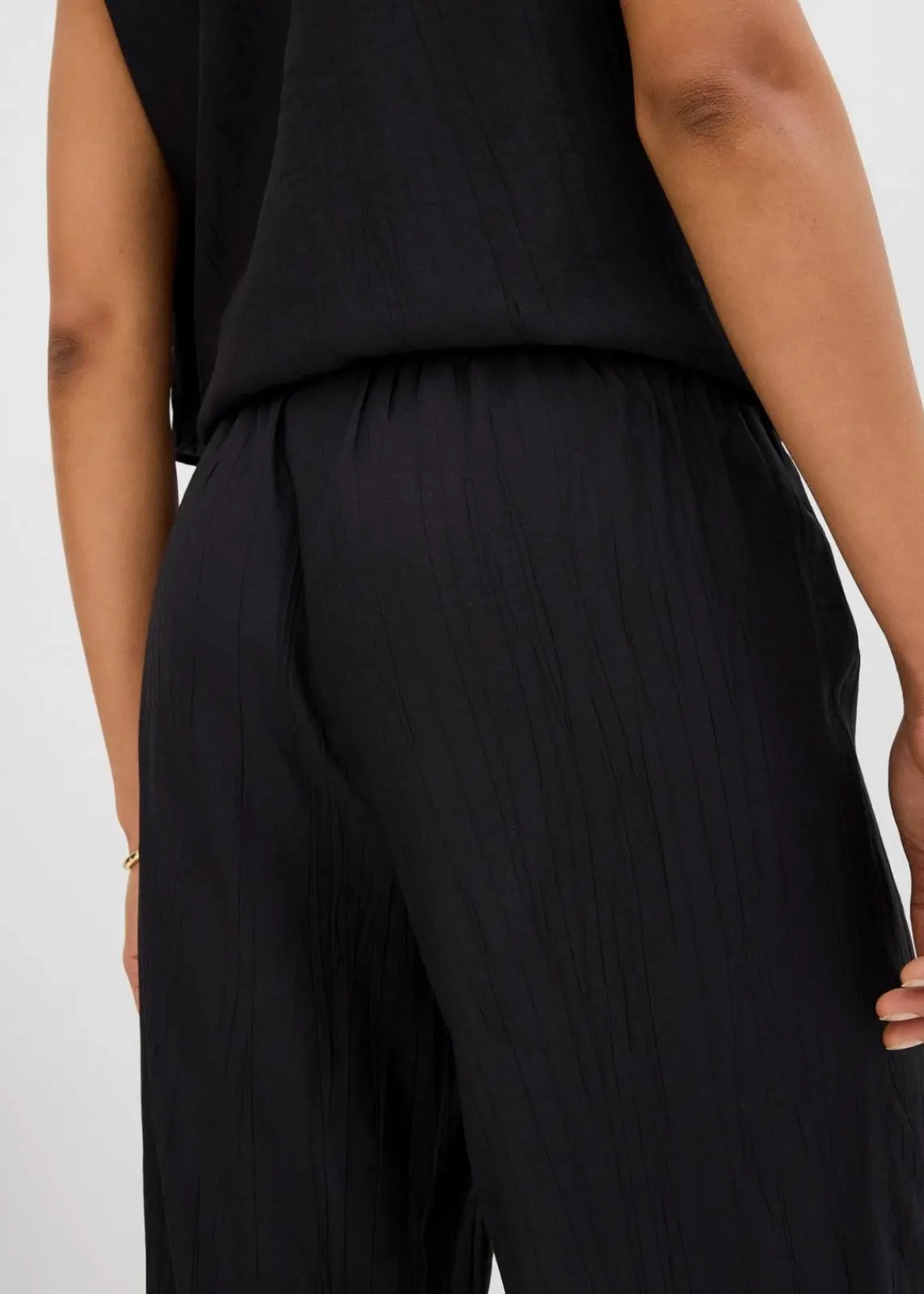 Schlupfhose aus strukturiertem Viskose-Mix|bonprix New