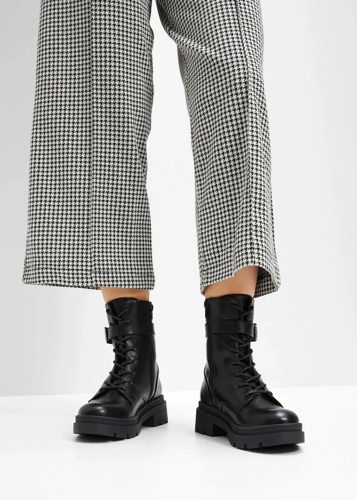 bonprix Gefütterte Winterschuhe|Boots|Schnürboots mit Schnalle schwarz