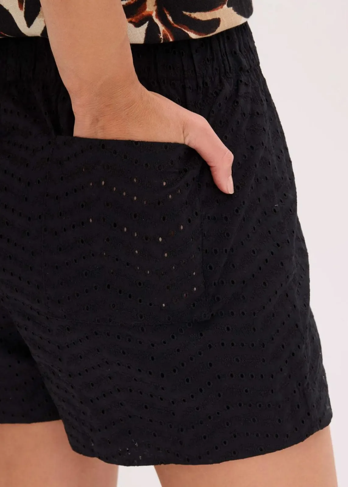 Shorts mit Lochstickerei|bonprix Sale