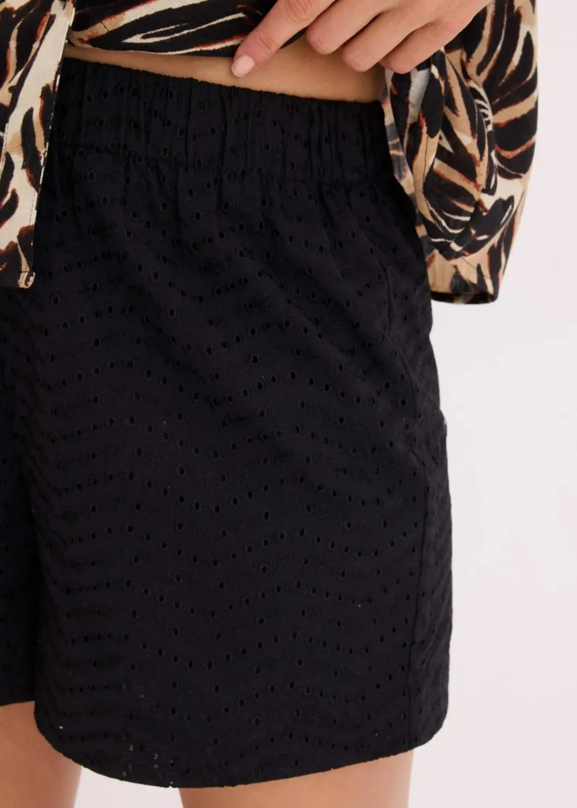 Shorts mit Lochstickerei|bonprix Sale