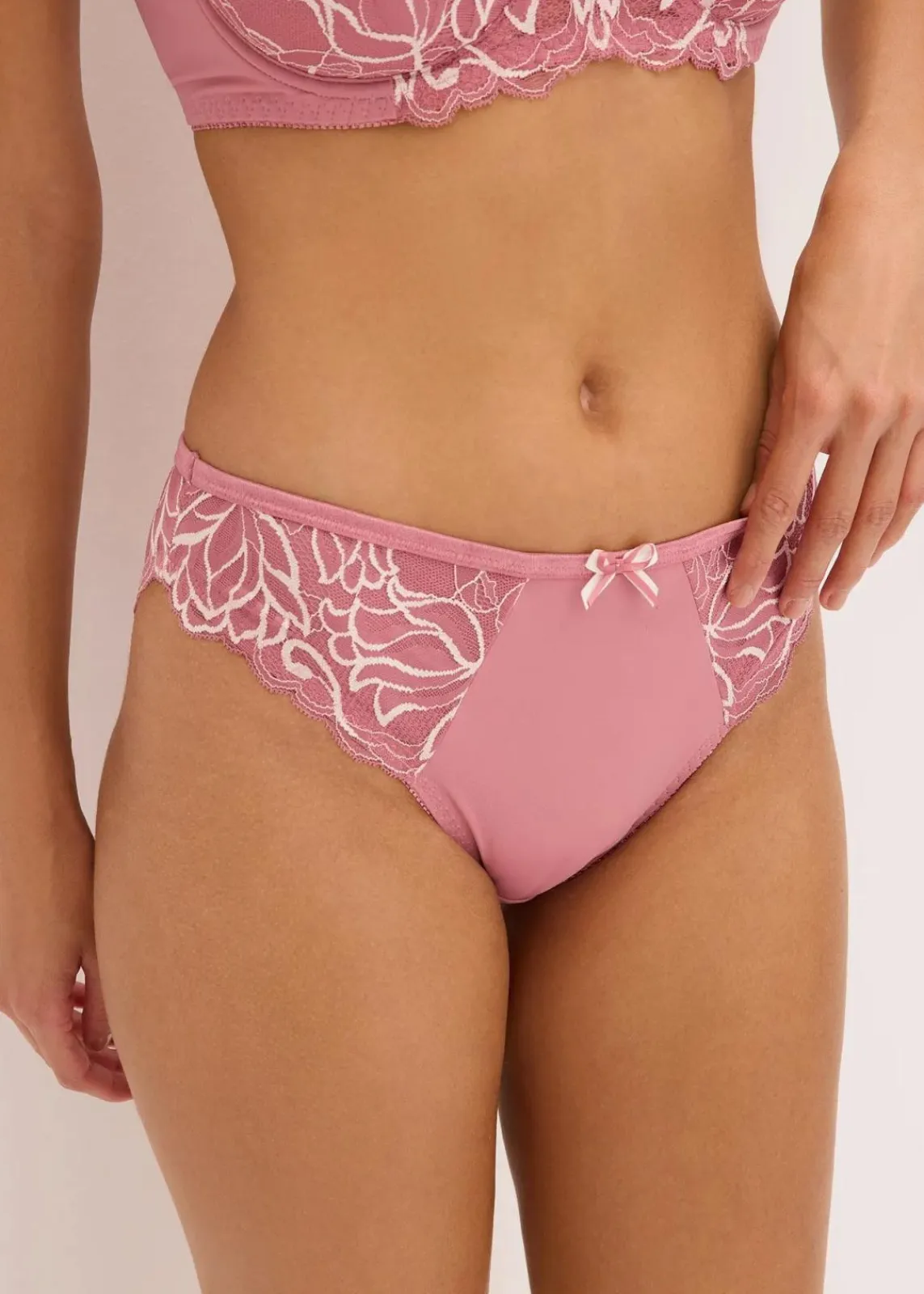 bonprix Wäsche·Dessous|Wäsche·Höschen|Slip mit zarter Spitze beerensorbet/wollweiß