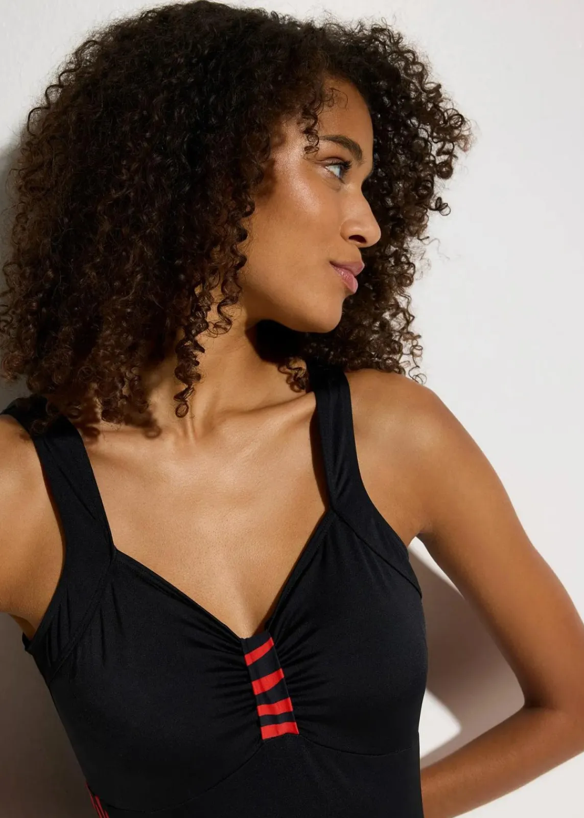 bonprix Nachhaltigere Materialien|Bedeckende Bademode|Sport-Badeanzug mit Bein schwarz/rot