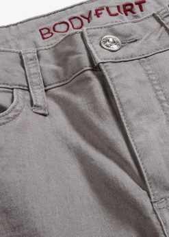 Super-Stretch-Jeans aus leichtem Material|bonprix New