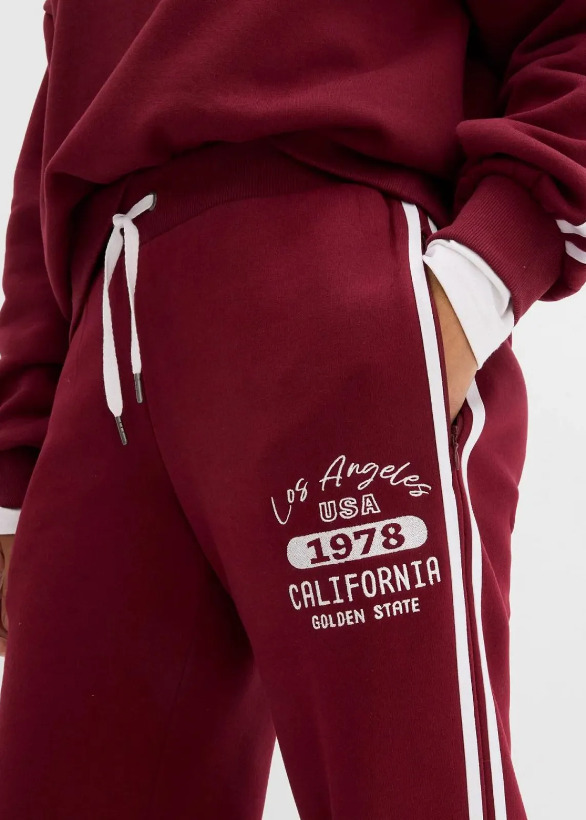 bonprix Bekleidung·Blusen & Tuniken|Bekleidung·Kleider|Sweathose aus weichem Baumwoll-Mix ahornrot/weiß