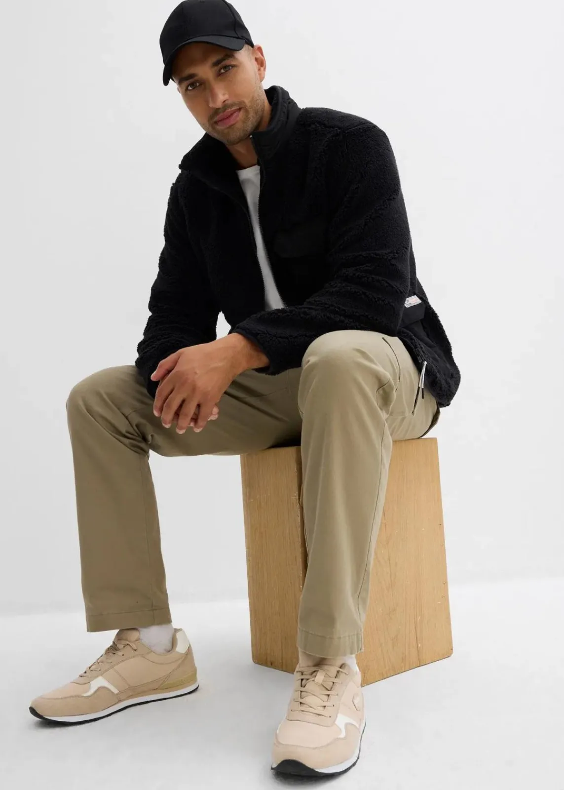 bonprix Große Größen|Sweat|Teddy-Fleece Jacke mit praktischen Taschen und sportiven Details schwarz