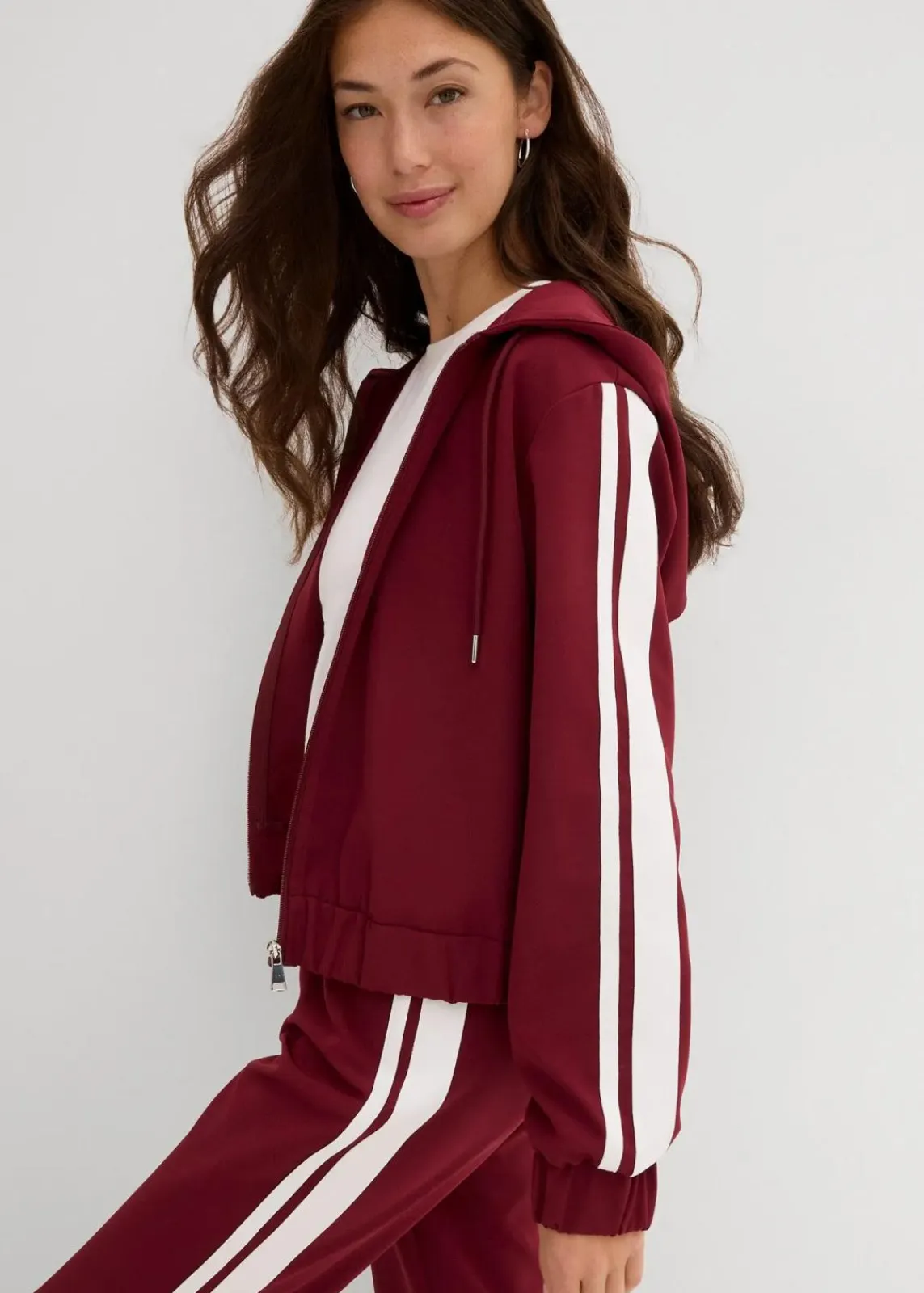 Trainingsjacke mit sportivem Streifen|bonprix