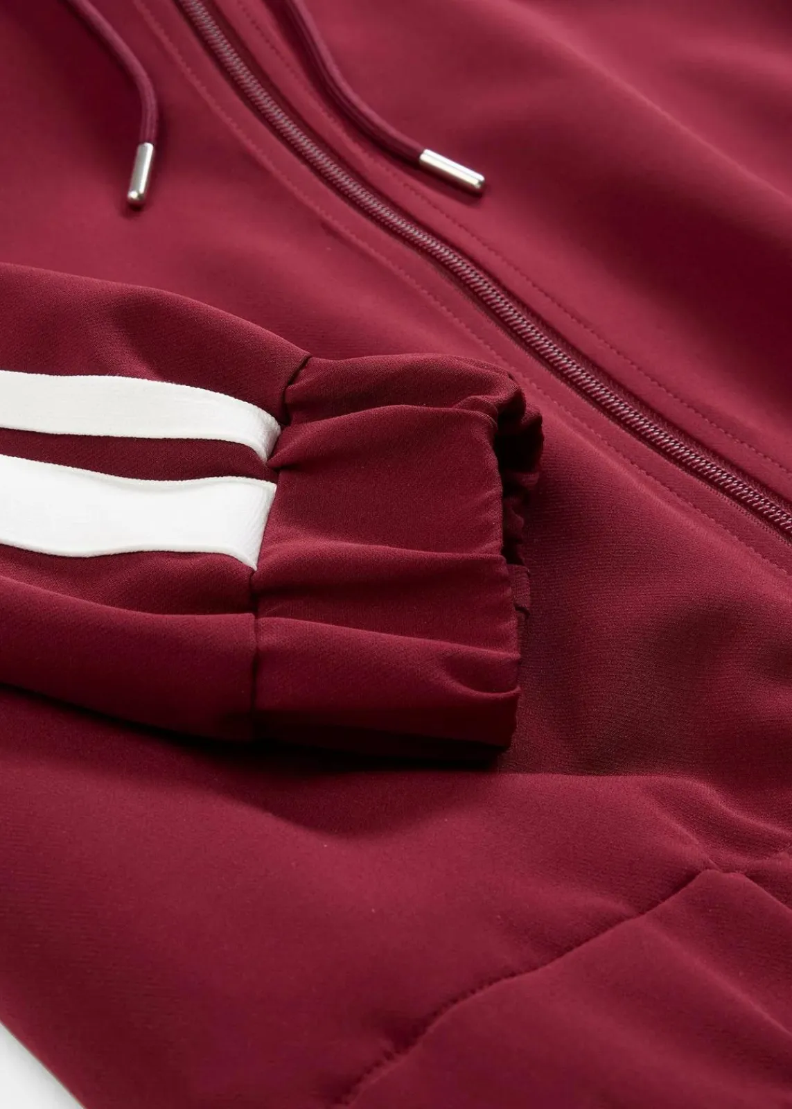 Trainingsjacke mit sportivem Streifen|bonprix
