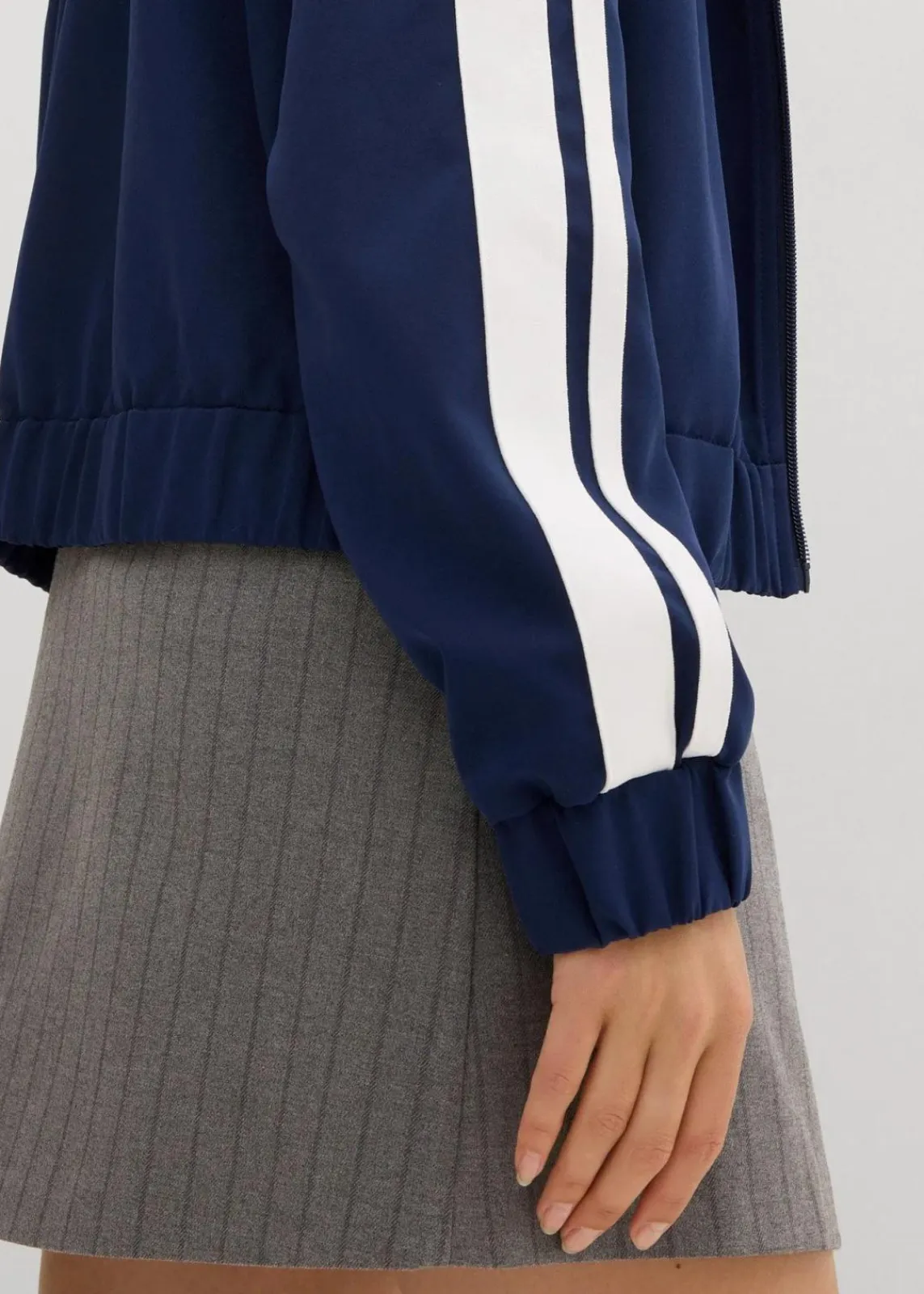 bonprix Jacken & Mäntel|Zweiteiler & Sets|Trainingsjacke mit sportivem Streifen dunkelblau/weiß