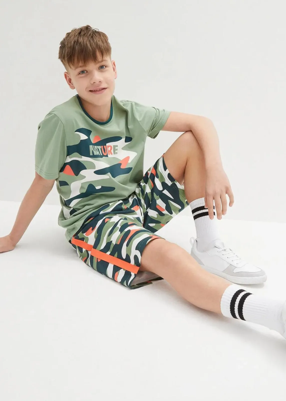 bonprix Jungen 2-8 Jahre·Shorts|Jungen 2-8 Jahre·Shirts|T-Shirt und kurze Hose aus reiner Baumwolle (2-tlg.Set) piniengrün graphisch