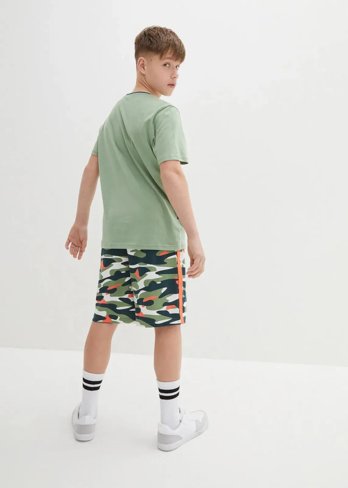 bonprix Jungen 2-8 Jahre·Shorts|Jungen 2-8 Jahre·Shirts|T-Shirt und kurze Hose aus reiner Baumwolle (2-tlg.Set) piniengrün graphisch