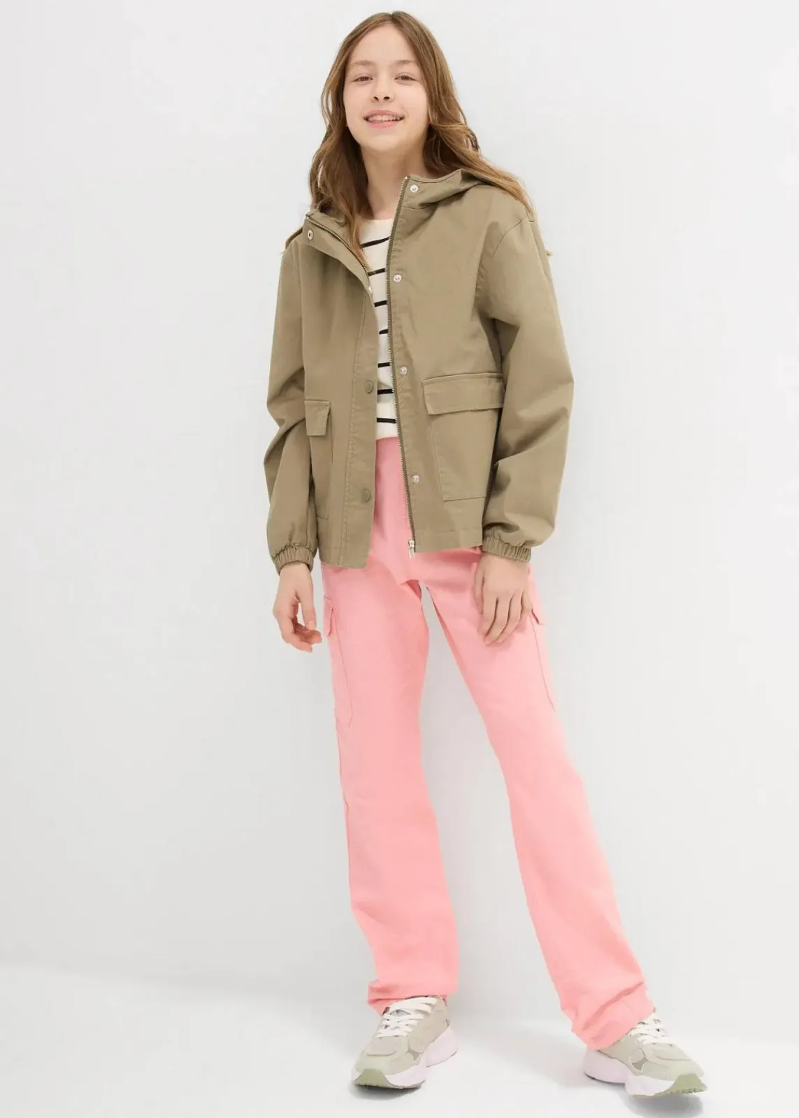 bonprix Mädchen 9-16 Jahre·Jacken & Outdoor|Twill-Jacke mit aufgesetzten Taschen und Kapuze oliv