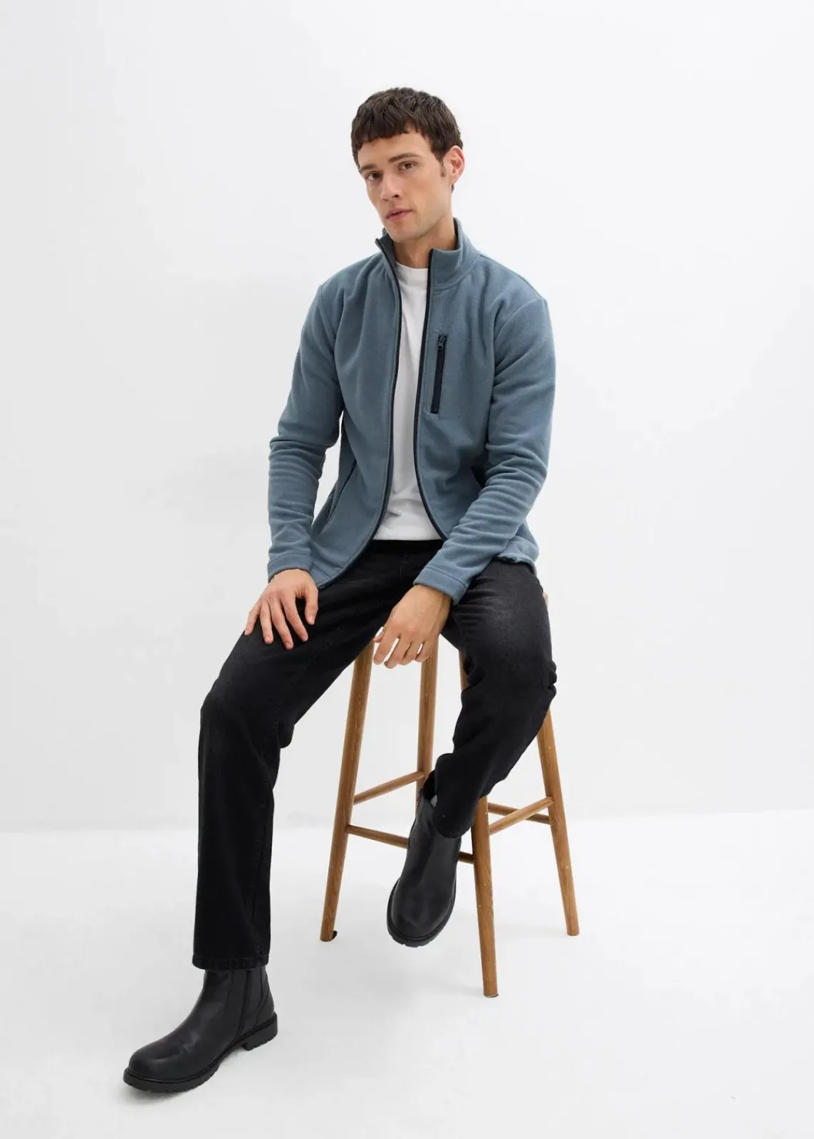 weiche Fleecejacke mit praktischen Reißverschlusstaschen|bonprix Hot