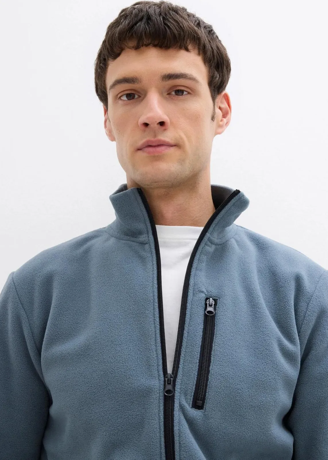 weiche Fleecejacke mit praktischen Reißverschlusstaschen|bonprix Hot