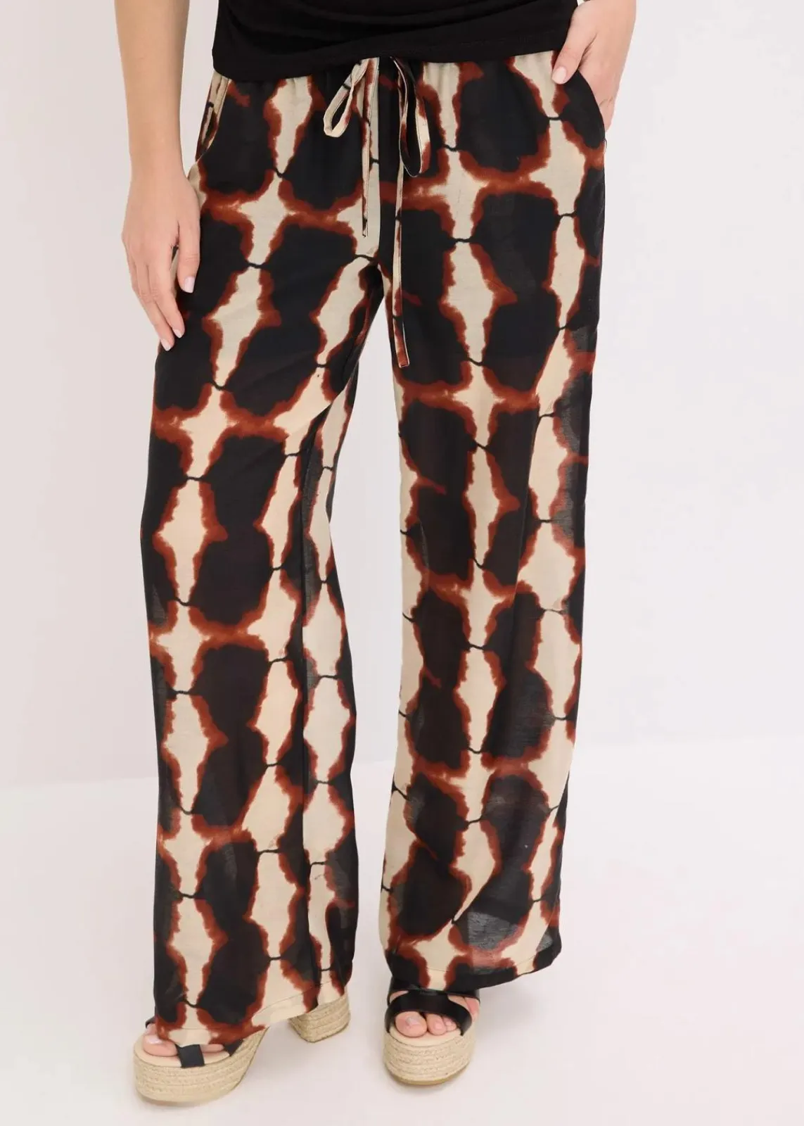 weite Hose mit Batik-Print|bonprix Hot